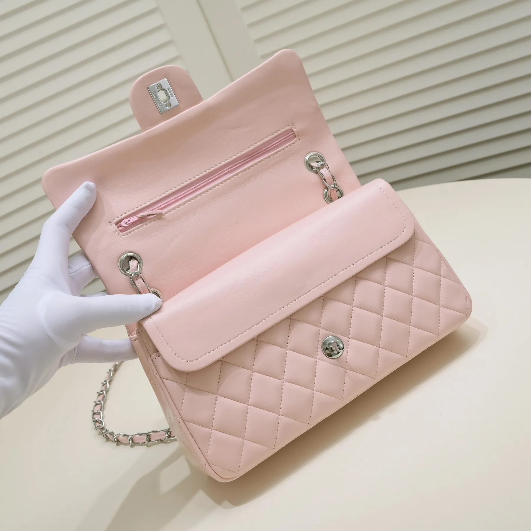 💰400￥Pink Chanel🔥Exclusive quality real shot shipment✈️Official website updated simultaneously👑Chanel sheep pattern classic style with original hardware, summer style is coming💋CHANEL ‼ ️Crossbody bag, sheepskin with red lining🌸‼ ️ 🙈Fashion new favorite🙈 Size: 25.5*16*6.5. Style number: 1112 sheepskin