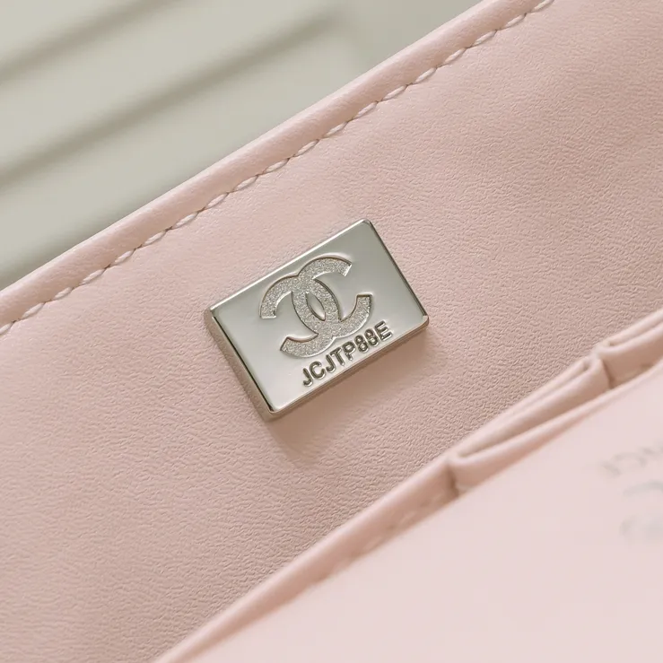 💰400￥Pink Chanel🔥Exclusive quality real shot shipment✈️Official website updated simultaneously👑Chanel sheep pattern classic style with original hardware, summer style is coming💋CHANEL ‼ ️Crossbody bag, sheepskin with red lining🌸‼ ️ 🙈Fashion new favorite🙈 Size: 25.5*16*6.5. Style number: 1112 sheepskin