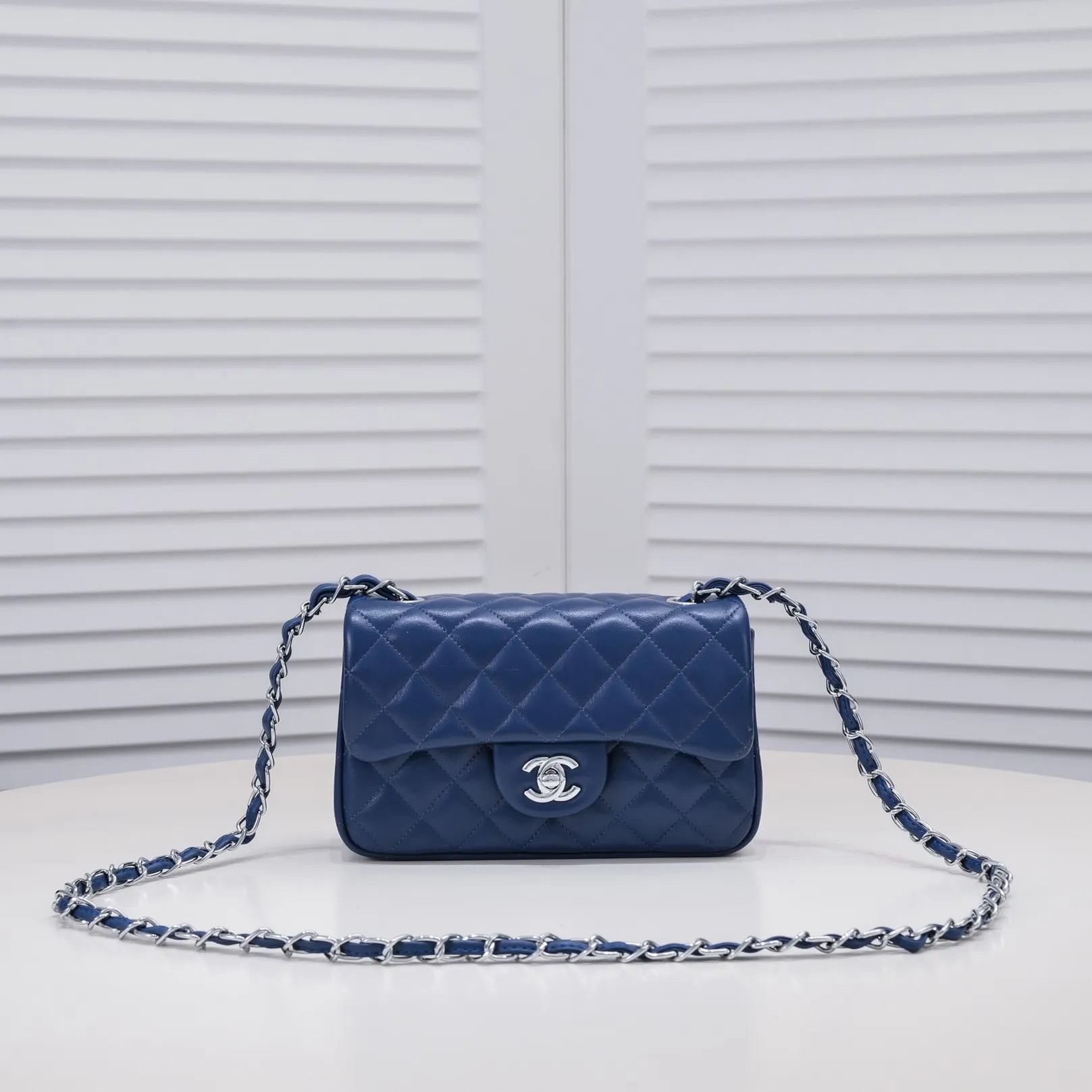 💰320￥Dark blue CF versatile lambskin🌹 Chanel💃🏻‼ ️Eternal classic style [shy] noble temperament💃🏻favorite of celebrities🌟soft leather and high-end👍counter hardware exquisite workmanship to reject flaws [strong] both dazzling and feminine 😝[strong] luxurious and durable🌟Size: 20*14*7cm Style number: 1116
