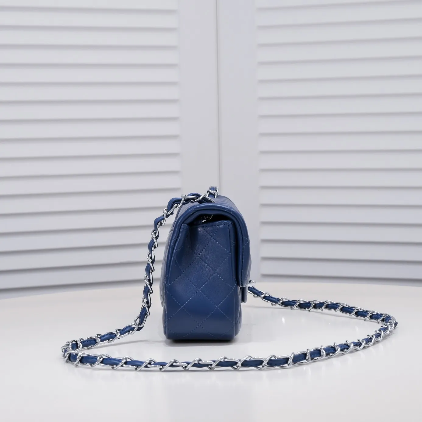 💰320￥Dark blue CF versatile lambskin🌹 Chanel💃🏻‼ ️Eternal classic style [shy] noble temperament💃🏻favorite of celebrities🌟soft leather and high-end👍counter hardware exquisite workmanship to reject flaws [strong] both dazzling and feminine 😝[strong] luxurious and durable🌟Size: 20*14*7cm Style number: 1116
