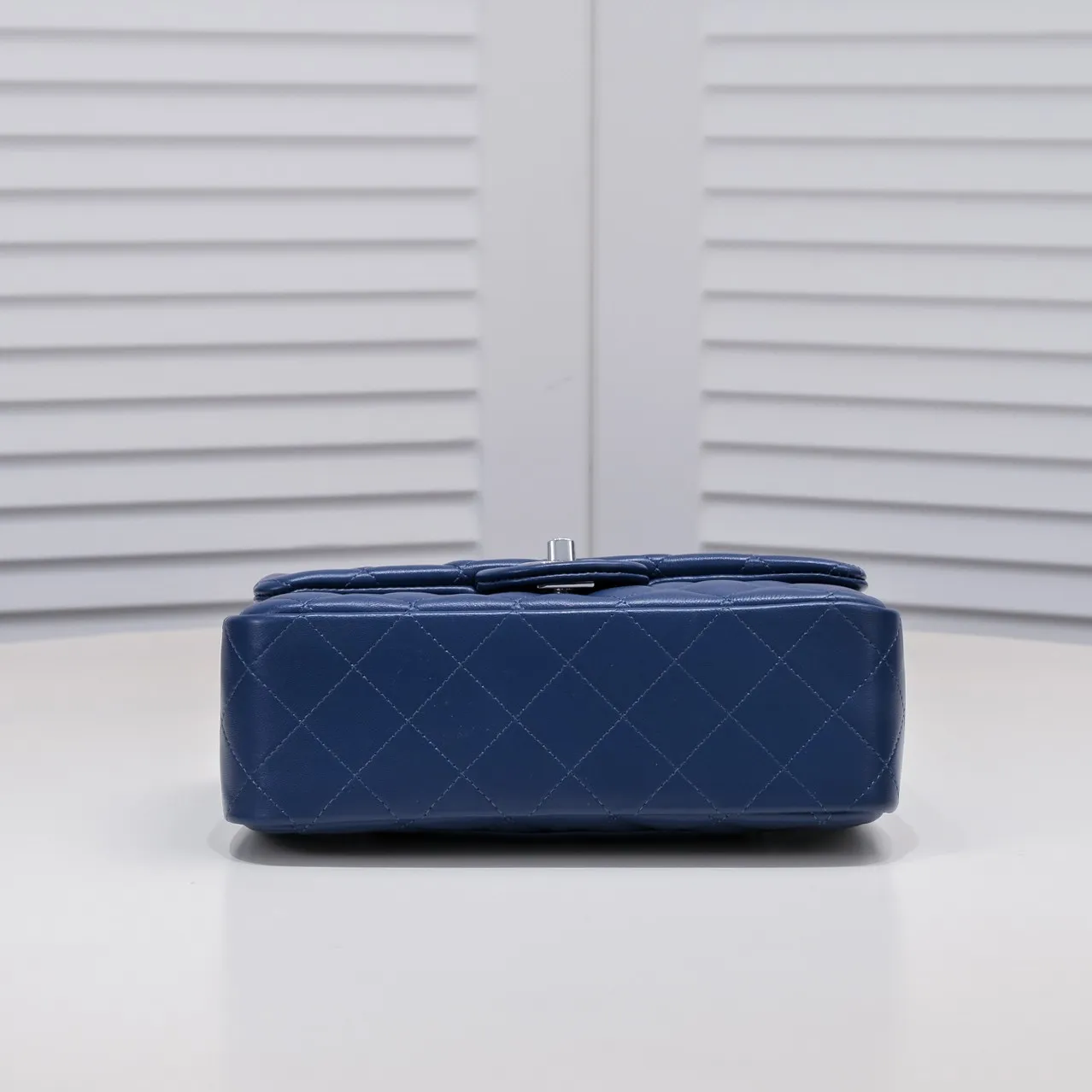 💰320￥Dark blue CF versatile lambskin🌹 Chanel💃🏻‼ ️Eternal classic style [shy] noble temperament💃🏻favorite of celebrities🌟soft leather and high-end👍counter hardware exquisite workmanship to reject flaws [strong] both dazzling and feminine 😝[strong] luxurious and durable🌟Size: 20*14*7cm Style number: 1116