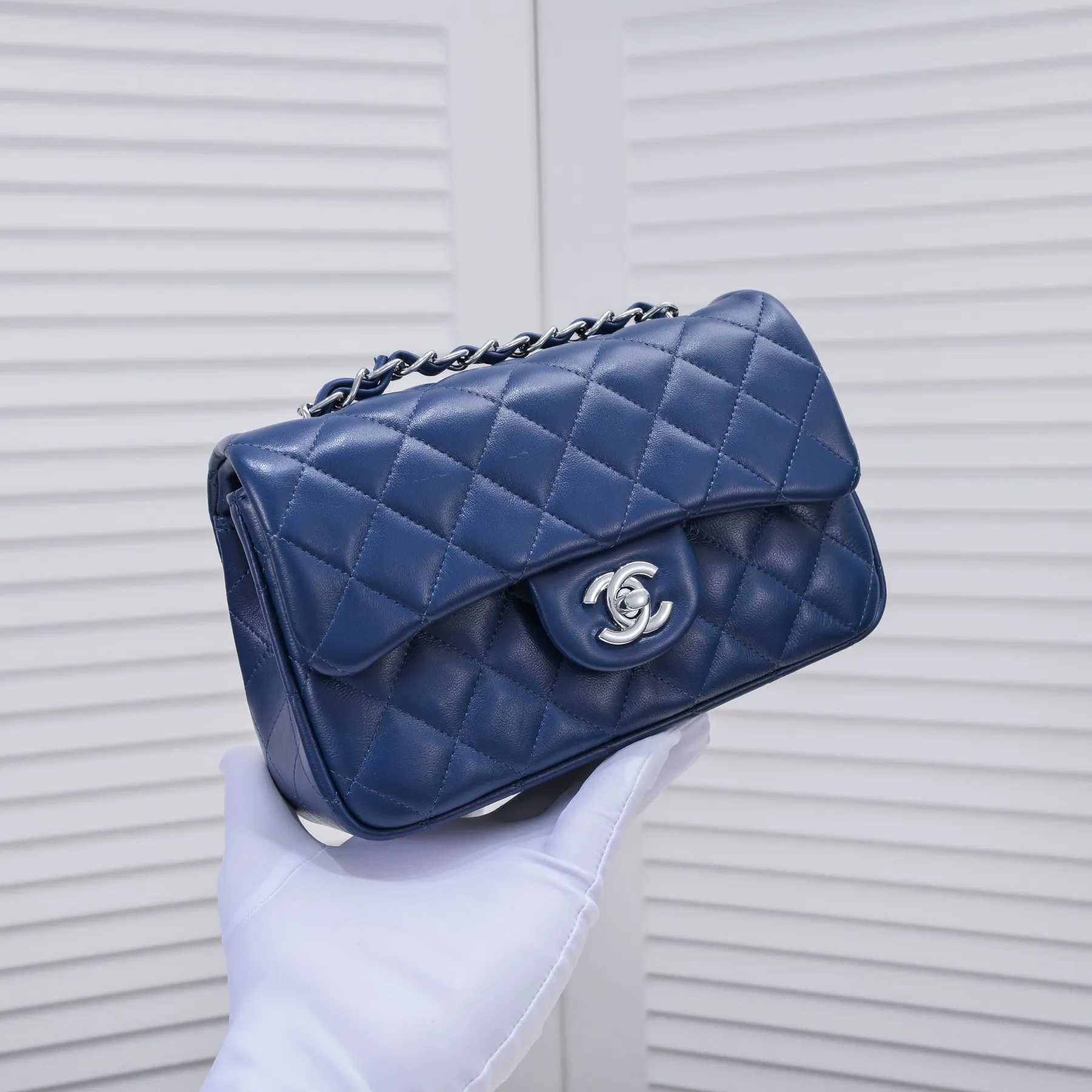 💰320￥Dark blue CF versatile lambskin🌹 Chanel💃🏻‼ ️Eternal classic style [shy] noble temperament💃🏻favorite of celebrities🌟soft leather and high-end👍counter hardware exquisite workmanship to reject flaws [strong] both dazzling and feminine 😝[strong] luxurious and durable🌟Size: 20*14*7cm Style number: 1116