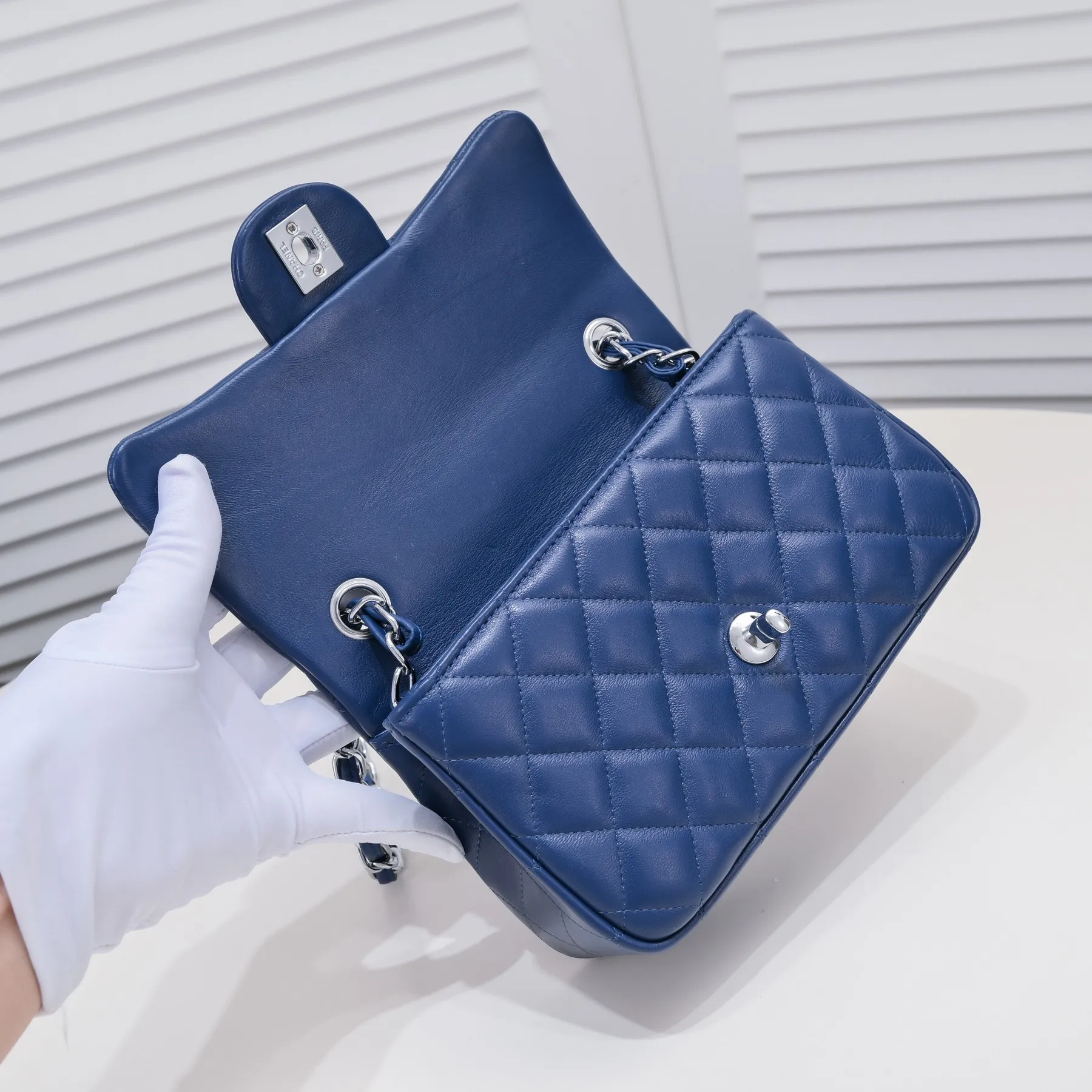 💰320￥Dark blue CF versatile lambskin🌹 Chanel💃🏻‼ ️Eternal classic style [shy] noble temperament💃🏻favorite of celebrities🌟soft leather and high-end👍counter hardware exquisite workmanship to reject flaws [strong] both dazzling and feminine 😝[strong] luxurious and durable🌟Size: 20*14*7cm Style number: 1116