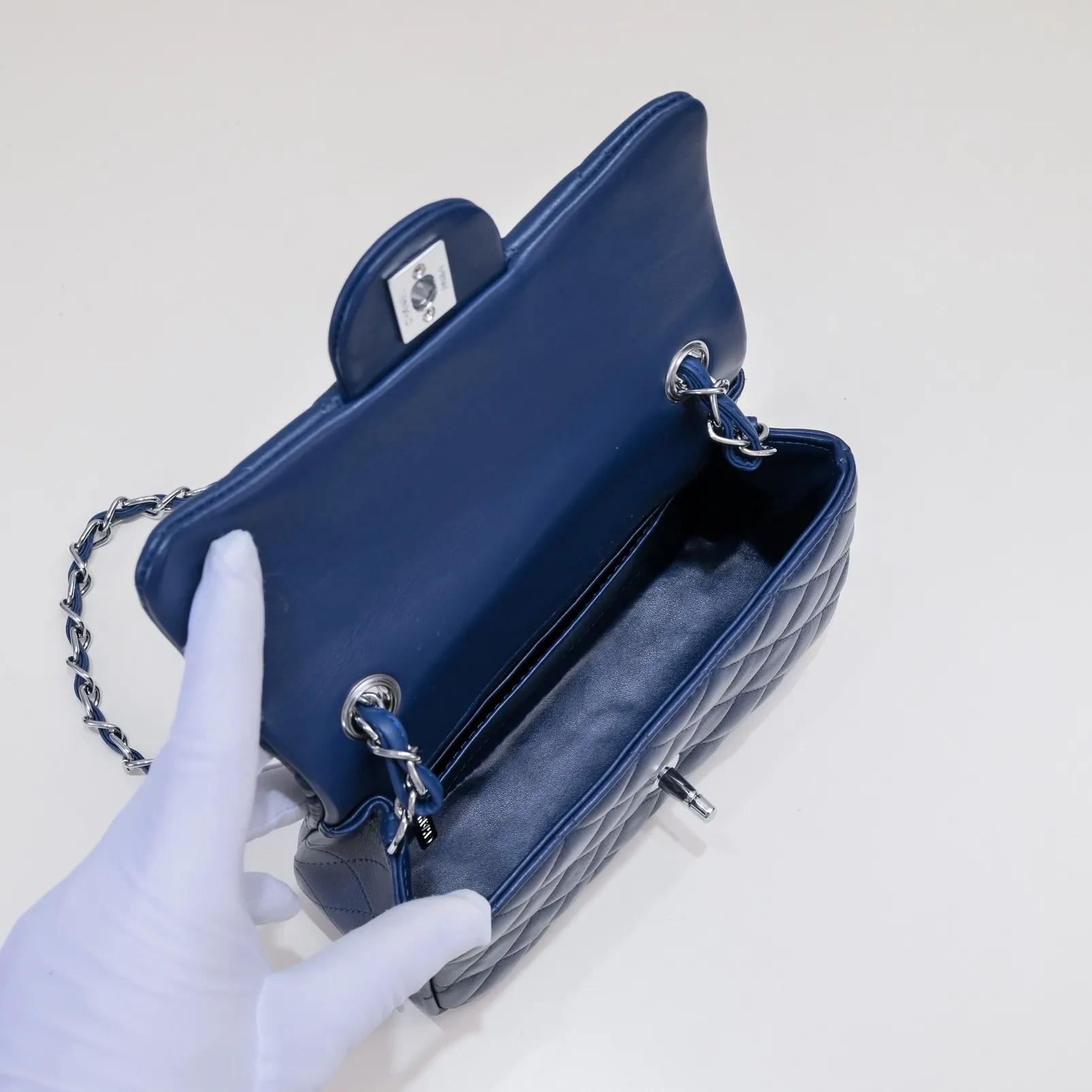 💰320￥Dark blue CF versatile lambskin🌹 Chanel💃🏻‼ ️Eternal classic style [shy] noble temperament💃🏻favorite of celebrities🌟soft leather and high-end👍counter hardware exquisite workmanship to reject flaws [strong] both dazzling and feminine 😝[strong] luxurious and durable🌟Size: 20*14*7cm Style number: 1116