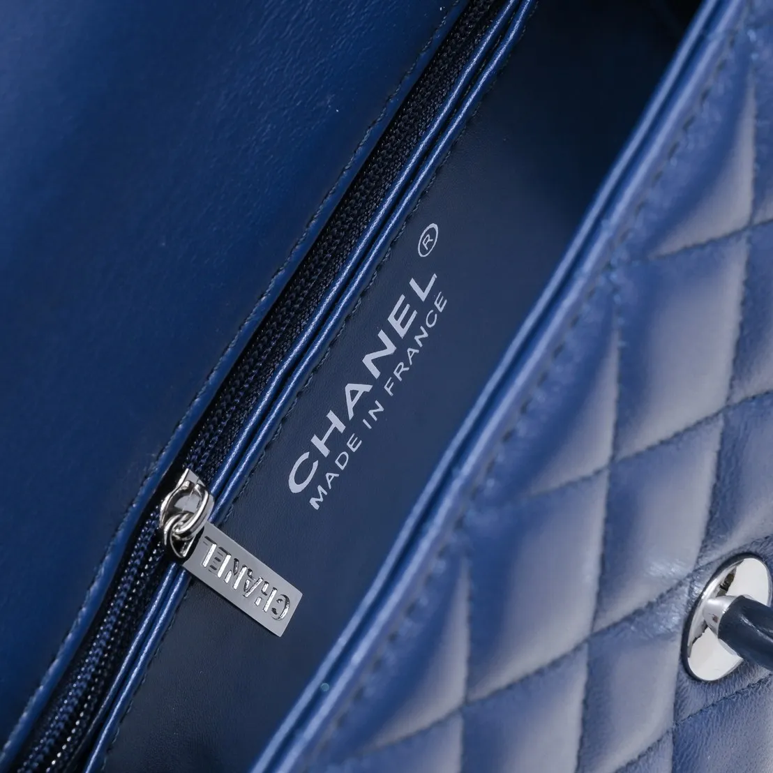 💰320￥Dark blue CF versatile lambskin🌹 Chanel💃🏻‼ ️Eternal classic style [shy] noble temperament💃🏻favorite of celebrities🌟soft leather and high-end👍counter hardware exquisite workmanship to reject flaws [strong] both dazzling and feminine 😝[strong] luxurious and durable🌟Size: 20*14*7cm Style number: 1116