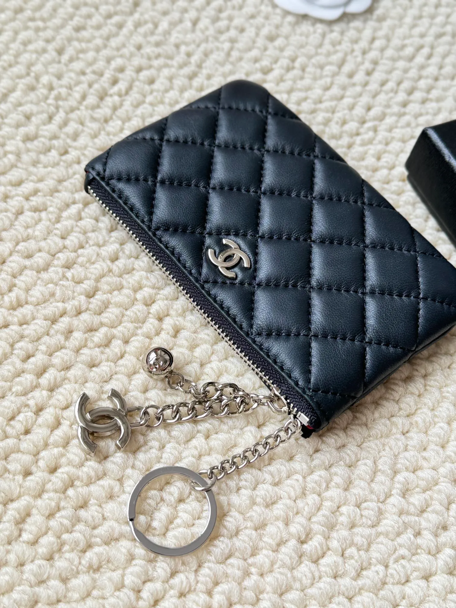 💰130 chanel sheepskin pendant coin purse💦 Model No.: A50168 Classic small carry-on bag, one of the most practical bags in the era of mobile payment, cards, change, key and lipstick in one package, cute, practical and connotative, nice card holder, key bag, coin purse, lipstick bag. Reference size: 9.5×15×0.5cm