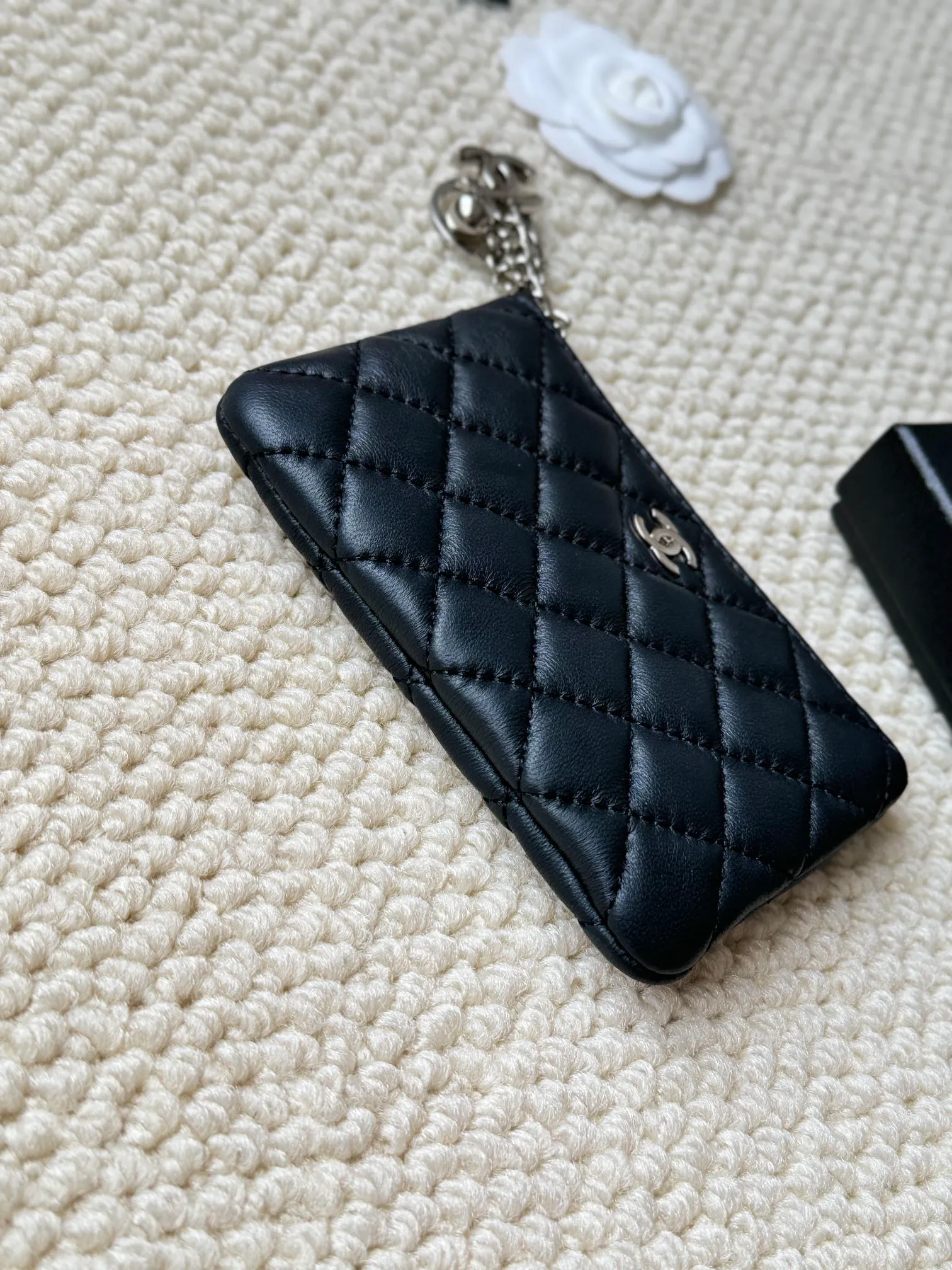 💰130 chanel sheepskin pendant coin purse💦 Model No.: A50168 Classic small carry-on bag, one of the most practical bags in the era of mobile payment, cards, change, key and lipstick in one package, cute, practical and connotative, nice card holder, key bag, coin purse, lipstick bag. Reference size: 9.5×15×0.5cm