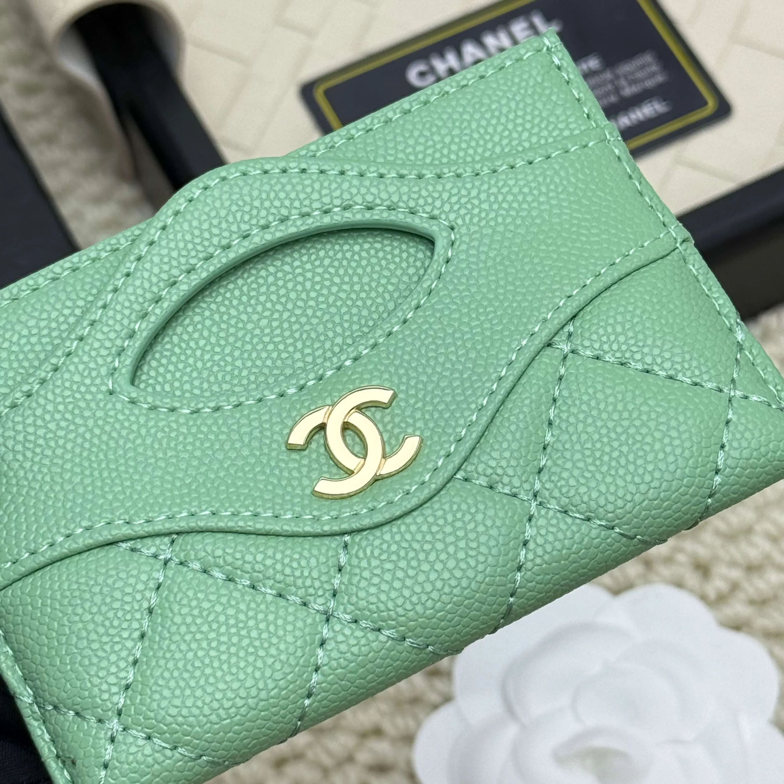 💰110 Chanel's new model, model: AP7776 31 card holder, sheepskin ball pattern. This new 31 card holder comes in several cute pink colors and can hold 6 or 7 cards no problem❣️ Size: 8*11