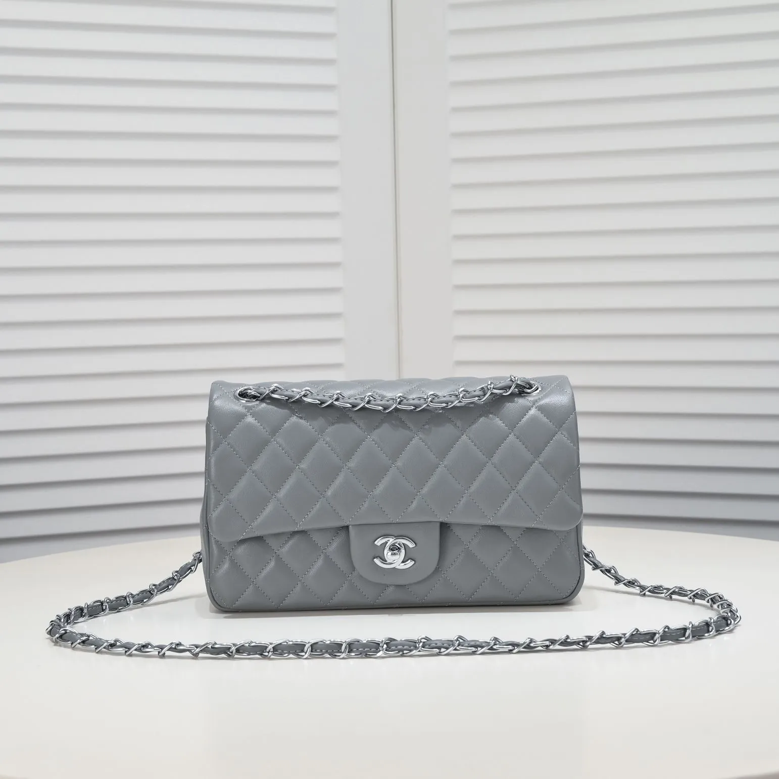 💰400￥Gray Chanel🔥Exclusive quality real shot shipment✈️Official website updated simultaneously👑Chanel sheep pattern classic style with original hardware, summer style is coming💋CHANEL ‼ ️Crossbody bag, sheepskin with red lining🌸‼ ️ 🙈Fashion new favorite🙈 Size: 25.5*16*6.5. Style number: 1112 sheepskin