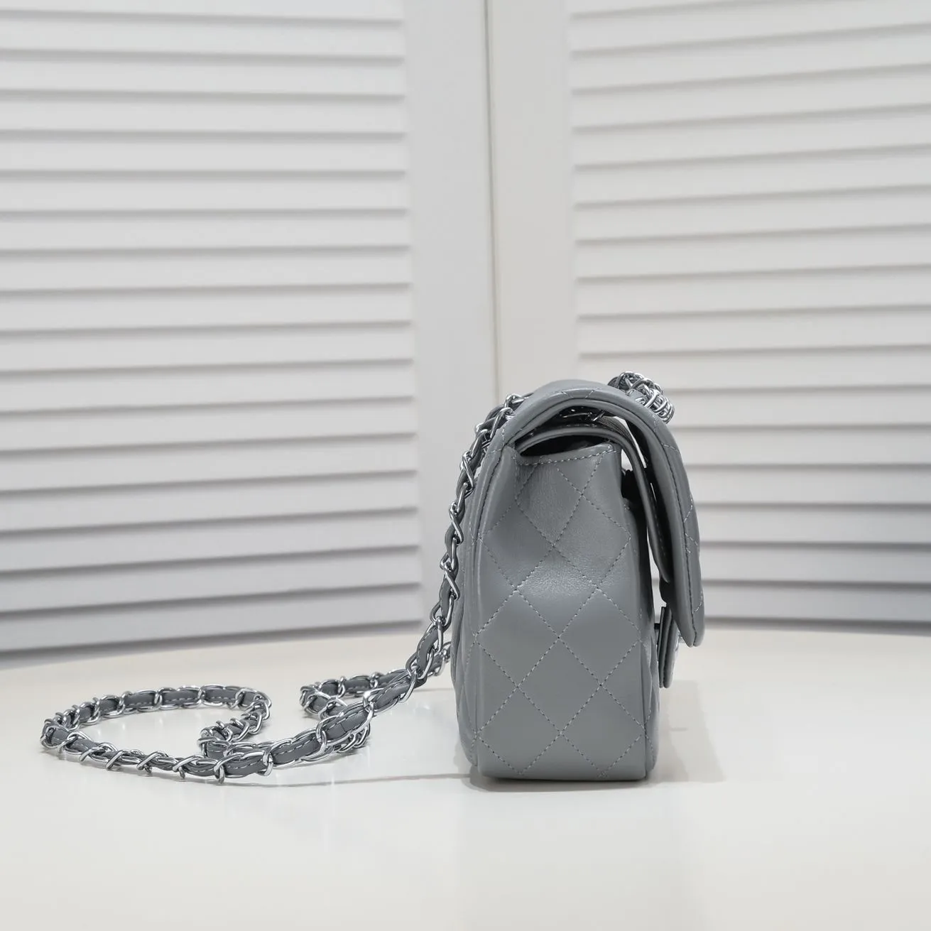 💰400￥Gray Chanel🔥Exclusive quality real shot shipment✈️Official website updated simultaneously👑Chanel sheep pattern classic style with original hardware, summer style is coming💋CHANEL ‼ ️Crossbody bag, sheepskin with red lining🌸‼ ️ 🙈Fashion new favorite🙈 Size: 25.5*16*6.5. Style number: 1112 sheepskin