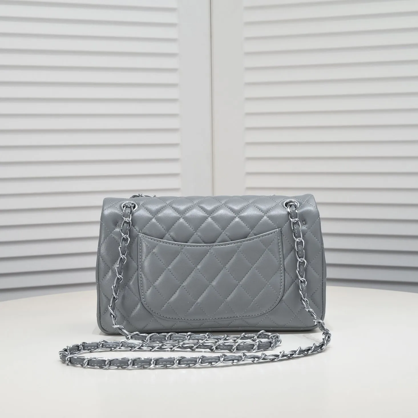💰400￥Gray Chanel🔥Exclusive quality real shot shipment✈️Official website updated simultaneously👑Chanel sheep pattern classic style with original hardware, summer style is coming💋CHANEL ‼ ️Crossbody bag, sheepskin with red lining🌸‼ ️ 🙈Fashion new favorite🙈 Size: 25.5*16*6.5. Style number: 1112 sheepskin