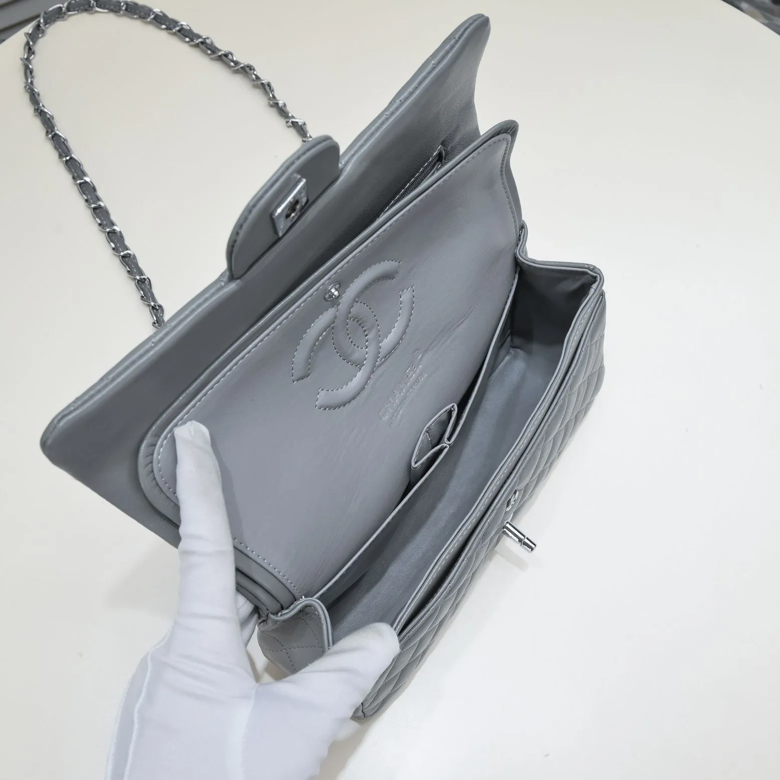 💰400￥Gray Chanel🔥Exclusive quality real shot shipment✈️Official website updated simultaneously👑Chanel sheep pattern classic style with original hardware, summer style is coming💋CHANEL ‼ ️Crossbody bag, sheepskin with red lining🌸‼ ️ 🙈Fashion new favorite🙈 Size: 25.5*16*6.5. Style number: 1112 sheepskin