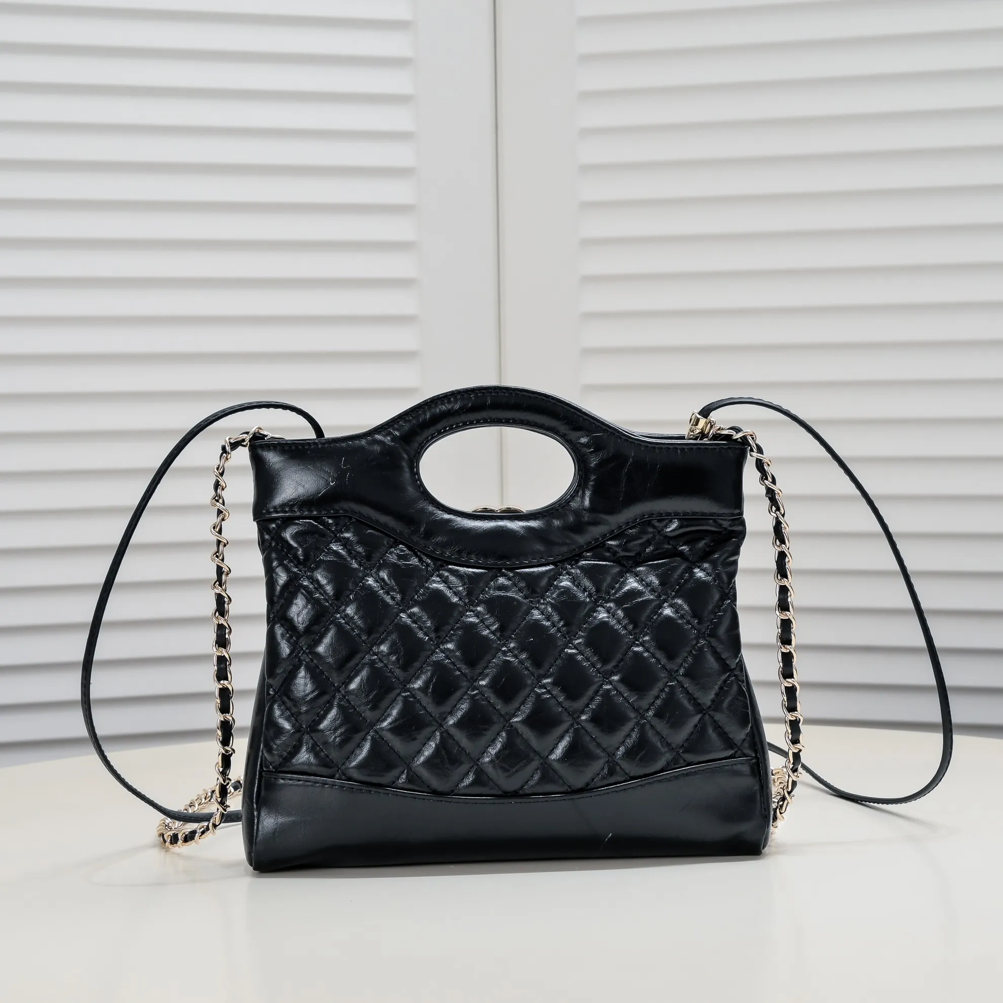 💰380￥Small size🖤Chanel23A 🦢Wangzha mini31bag 🌸AS4133 fashion representative! 31bag classic reappears! Fashion is still the same! 💗Two sizes, large and mini, to meet sisters of different styles~ The large is super cool and stylish, the mini is cute, cute and charming 💓This chocolate brown is also a treasure color, the most recommended color besides black, the real thing is very eye-catching and high-end! 👛Retro cowhide leather, the capacity is also practical and touching. One pack can be carried multiple times, no problem! Style number: 9109 small size: 22x23x5.5cm
