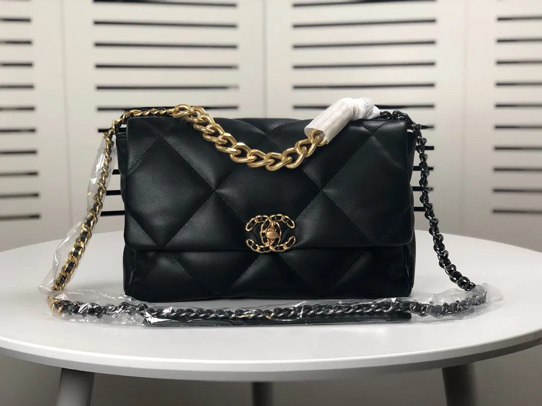 💰410￥The latest popular model of Chanel in black medium size has been shipped📣📣Synchronized with counters🤭Imported cowhide🐂feels very soft. The upper body effect is super good, it can be carried by hand, on one shoulder or cross-body, showing the elegance and charm of women. Hurry up and get it. Style number: 9011. Size: 30*20*12cm.
