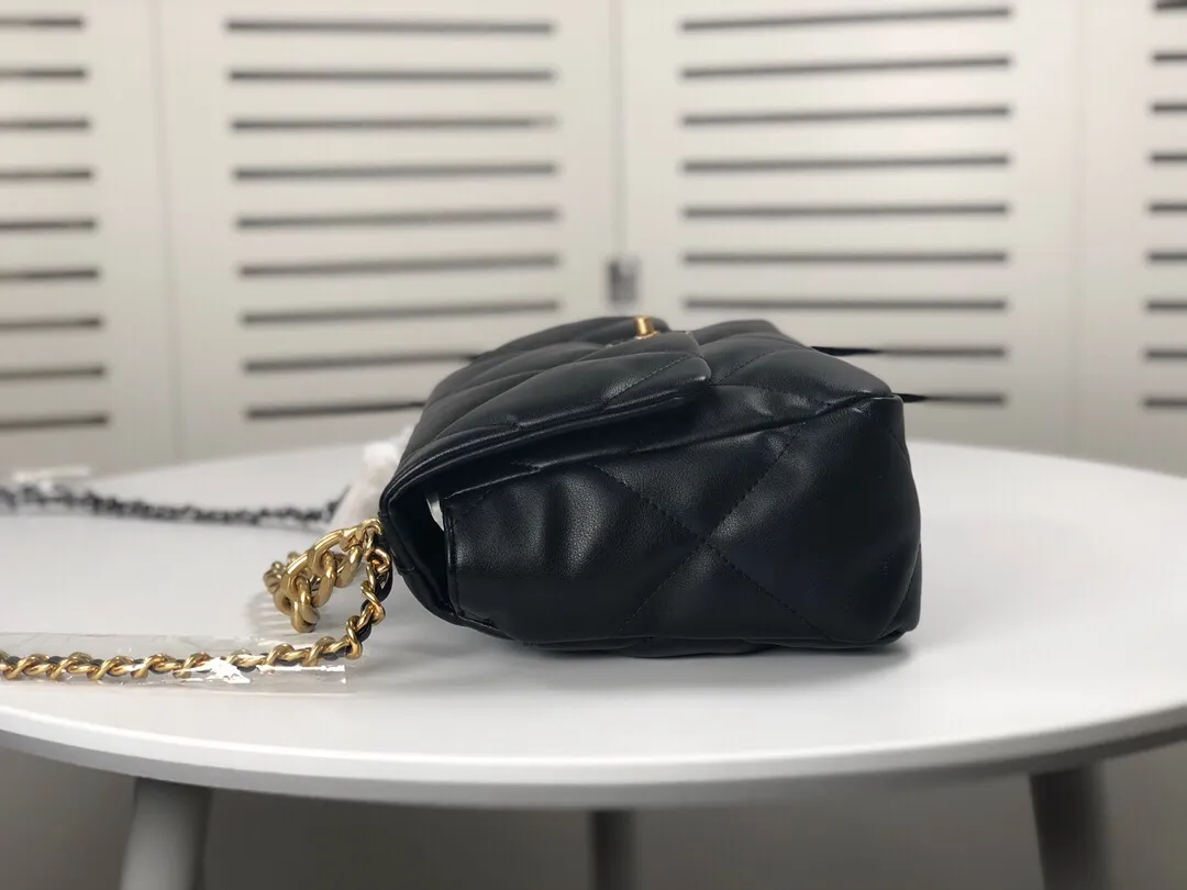 💰410￥The latest popular model of Chanel in black medium size has been shipped📣📣Synchronized with counters🤭Imported cowhide🐂feels very soft. The upper body effect is super good, it can be carried by hand, on one shoulder or cross-body, showing the elegance and charm of women. Hurry up and get it. Style number: 9011. Size: 30*20*12cm.