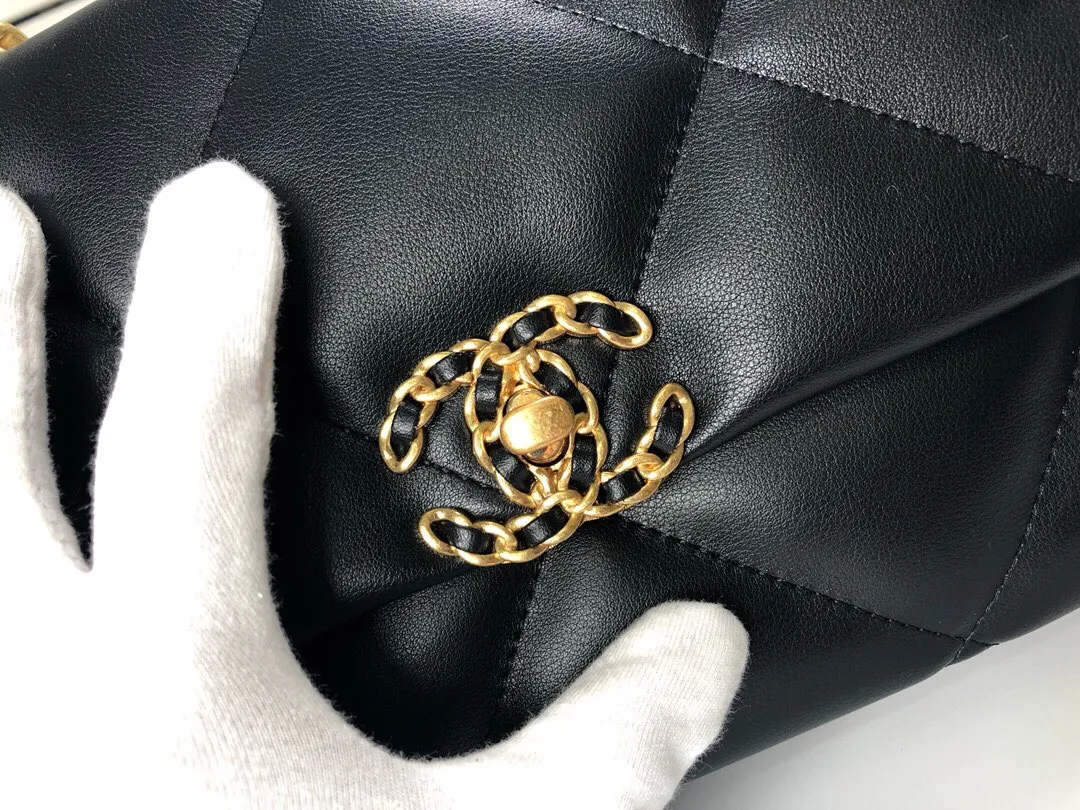 💰410￥The latest popular model of Chanel in black medium size has been shipped📣📣Synchronized with counters🤭Imported cowhide🐂feels very soft. The upper body effect is super good, it can be carried by hand, on one shoulder or cross-body, showing the elegance and charm of women. Hurry up and get it. Style number: 9011. Size: 30*20*12cm.
