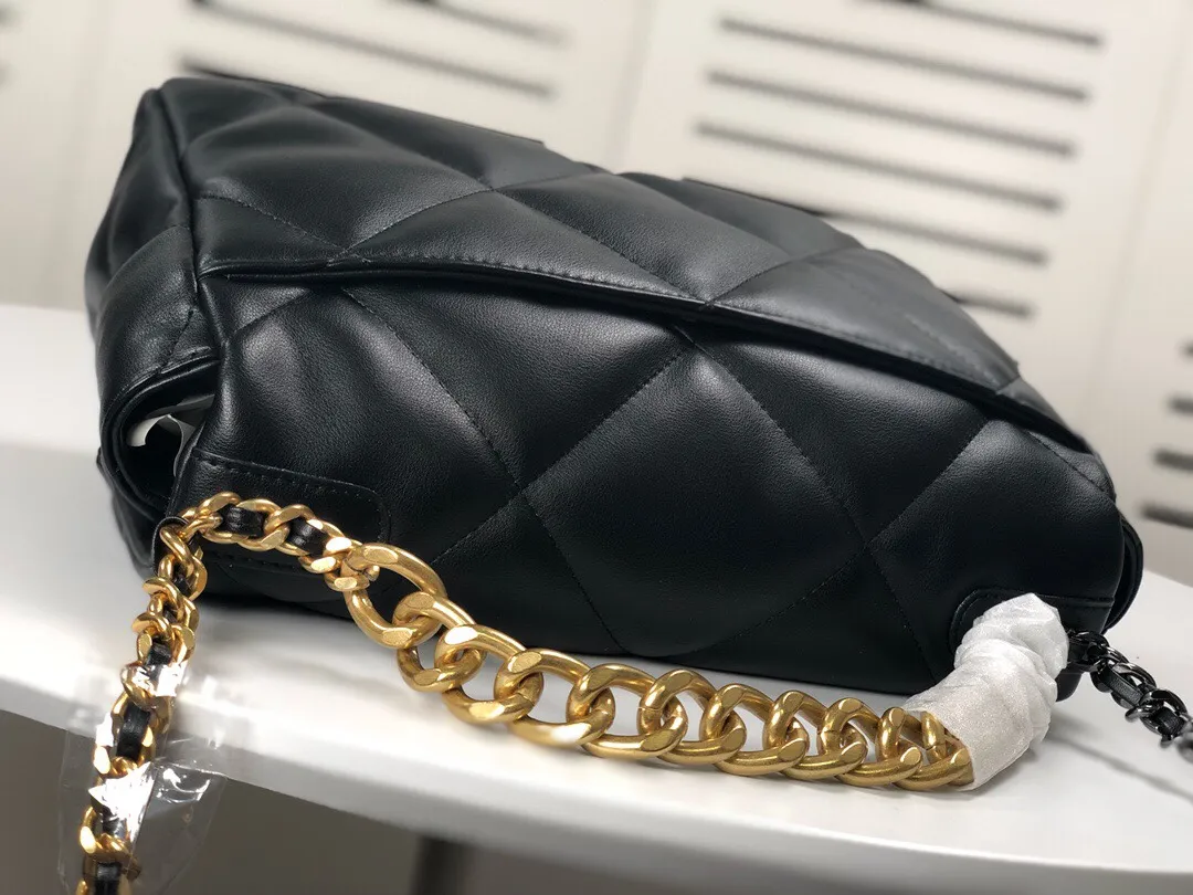 💰410￥The latest popular model of Chanel in black medium size has been shipped📣📣Synchronized with counters🤭Imported cowhide🐂feels very soft. The upper body effect is super good, it can be carried by hand, on one shoulder or cross-body, showing the elegance and charm of women. Hurry up and get it. Style number: 9011. Size: 30*20*12cm.