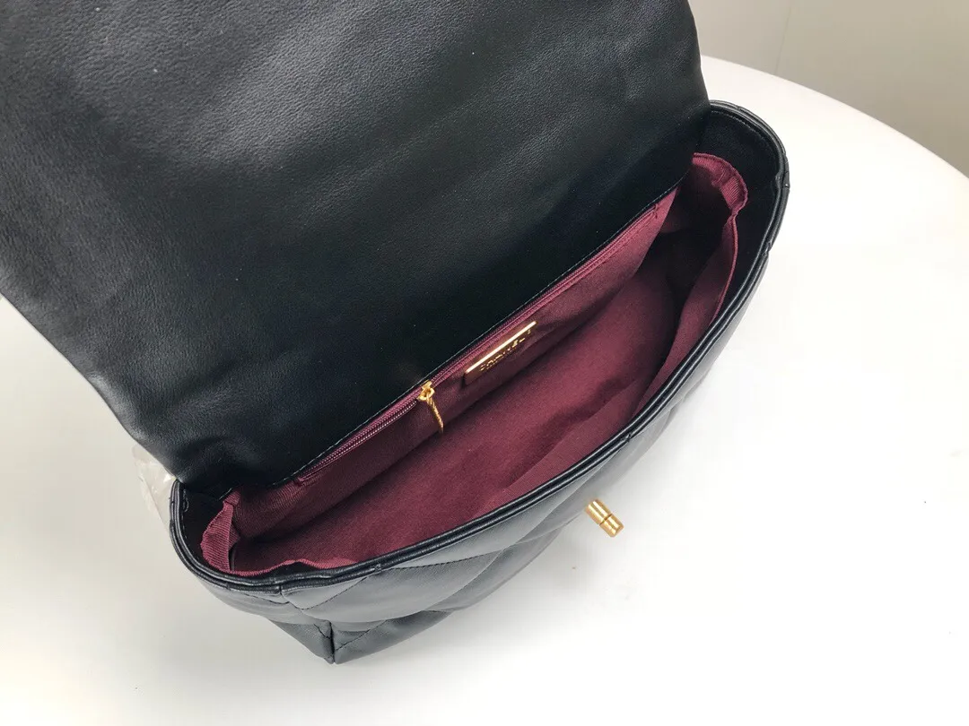 💰410￥The latest popular model of Chanel in black medium size has been shipped📣📣Synchronized with counters🤭Imported cowhide🐂feels very soft. The upper body effect is super good, it can be carried by hand, on one shoulder or cross-body, showing the elegance and charm of women. Hurry up and get it. Style number: 9011. Size: 30*20*12cm.