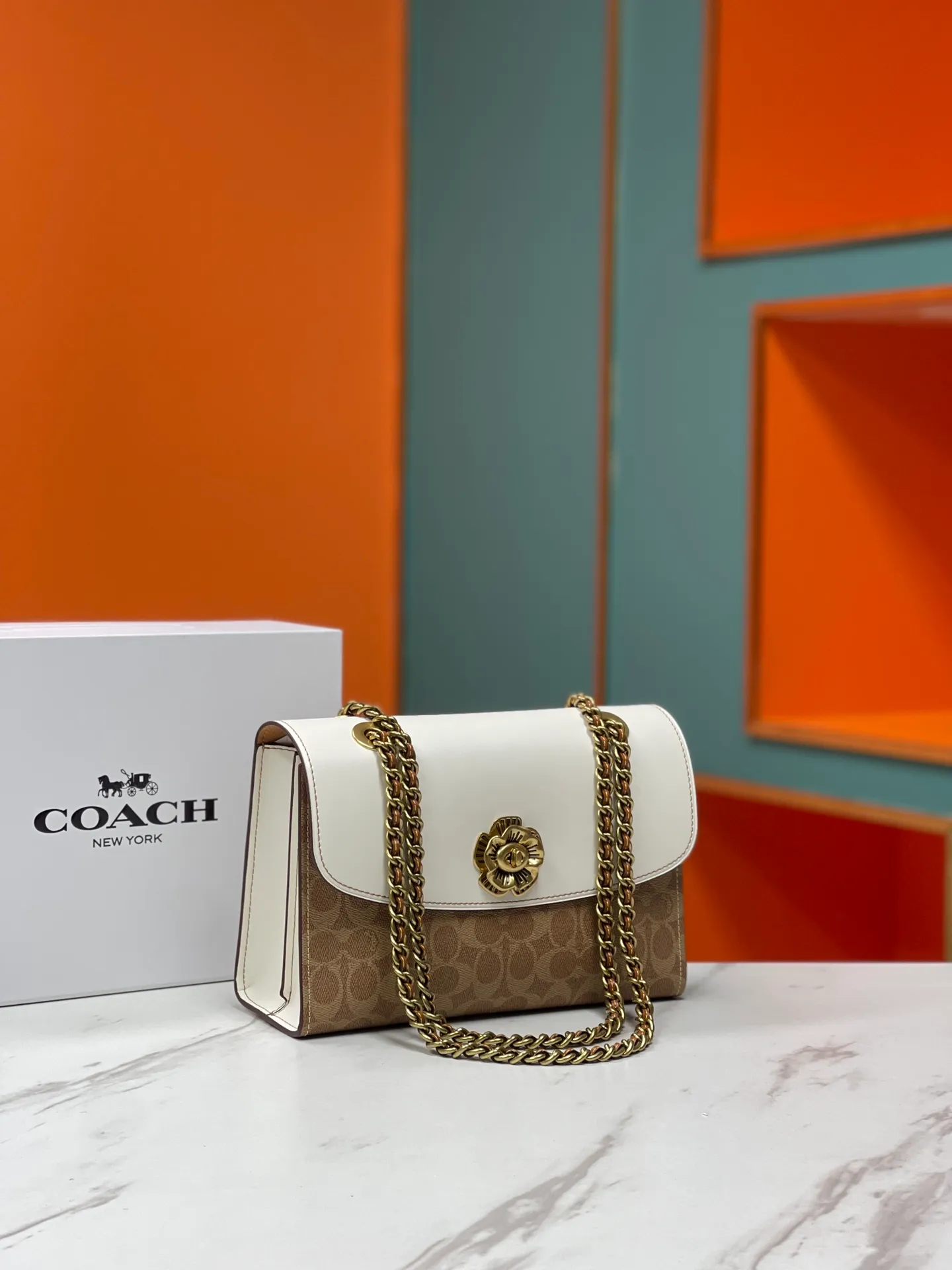 Batch 540💰Original quality COACH model 30585 Camellia Parker classic series chain bag, made of imported cowhide and PVC, original retro hardware, and suede lining. The chain can be used for two purposes. It can be folded up to be carried on the shoulder or hand-held, and can be released to be worn cross-body. It is very practical. The design is simple, beautiful and self-respecting. Retro and elegant, with quality! Size: 26*17*10