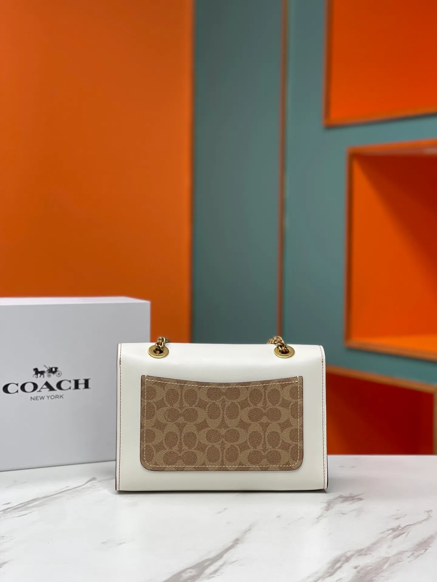 Batch 540💰Original quality COACH model 30585 Camellia Parker classic series chain bag, made of imported cowhide and PVC, original retro hardware, and suede lining. The chain can be used for two purposes. It can be folded up to be carried on the shoulder or hand-held, and can be released to be worn cross-body. It is very practical. The design is simple, beautiful and self-respecting. Retro and elegant, with quality! Size: 26*17*10