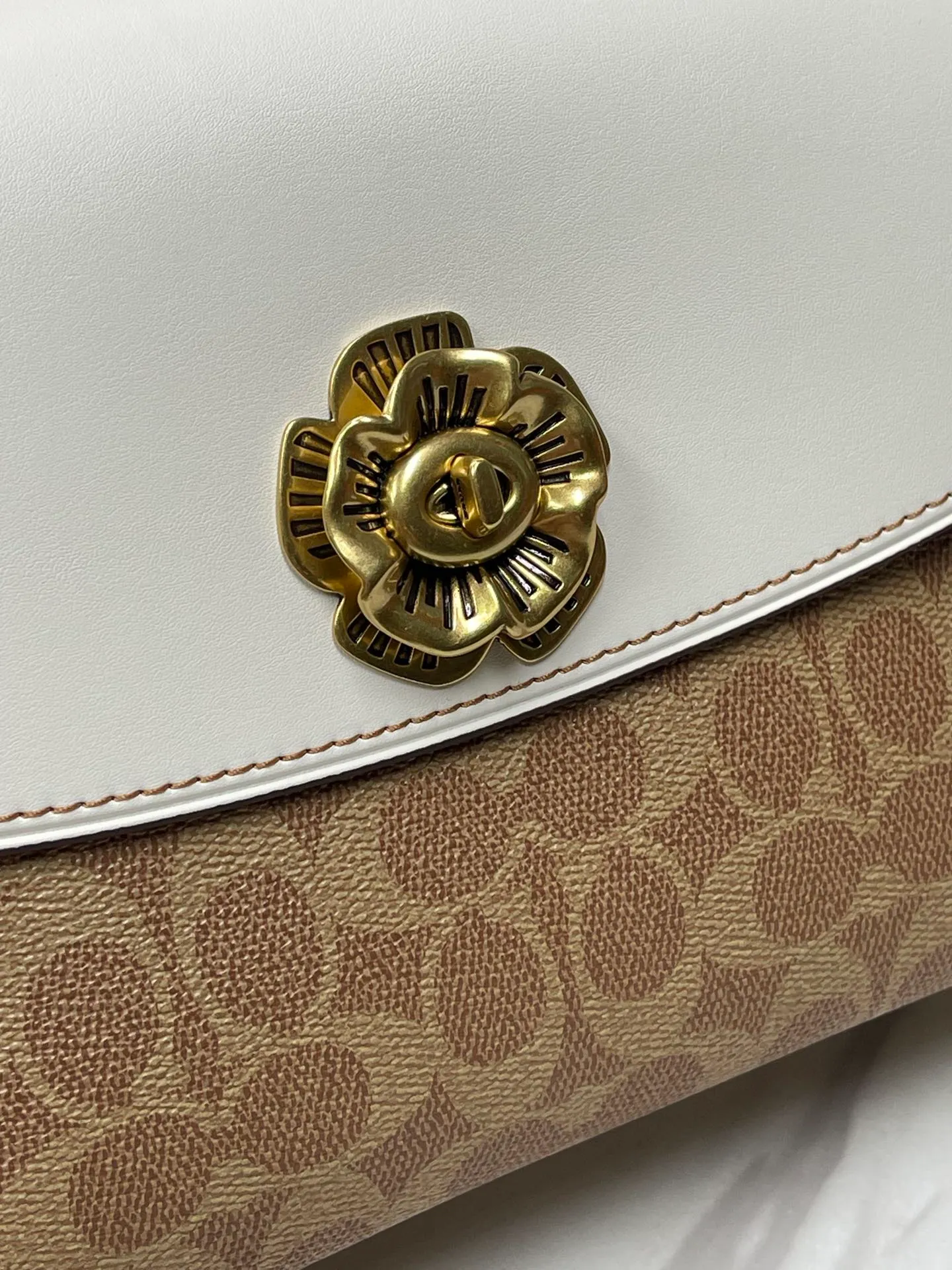 Batch 540💰Original quality COACH model 30585 Camellia Parker classic series chain bag, made of imported cowhide and PVC, original retro hardware, and suede lining. The chain can be used for two purposes. It can be folded up to be carried on the shoulder or hand-held, and can be released to be worn cross-body. It is very practical. The design is simple, beautiful and self-respecting. Retro and elegant, with quality! Size: 26*17*10