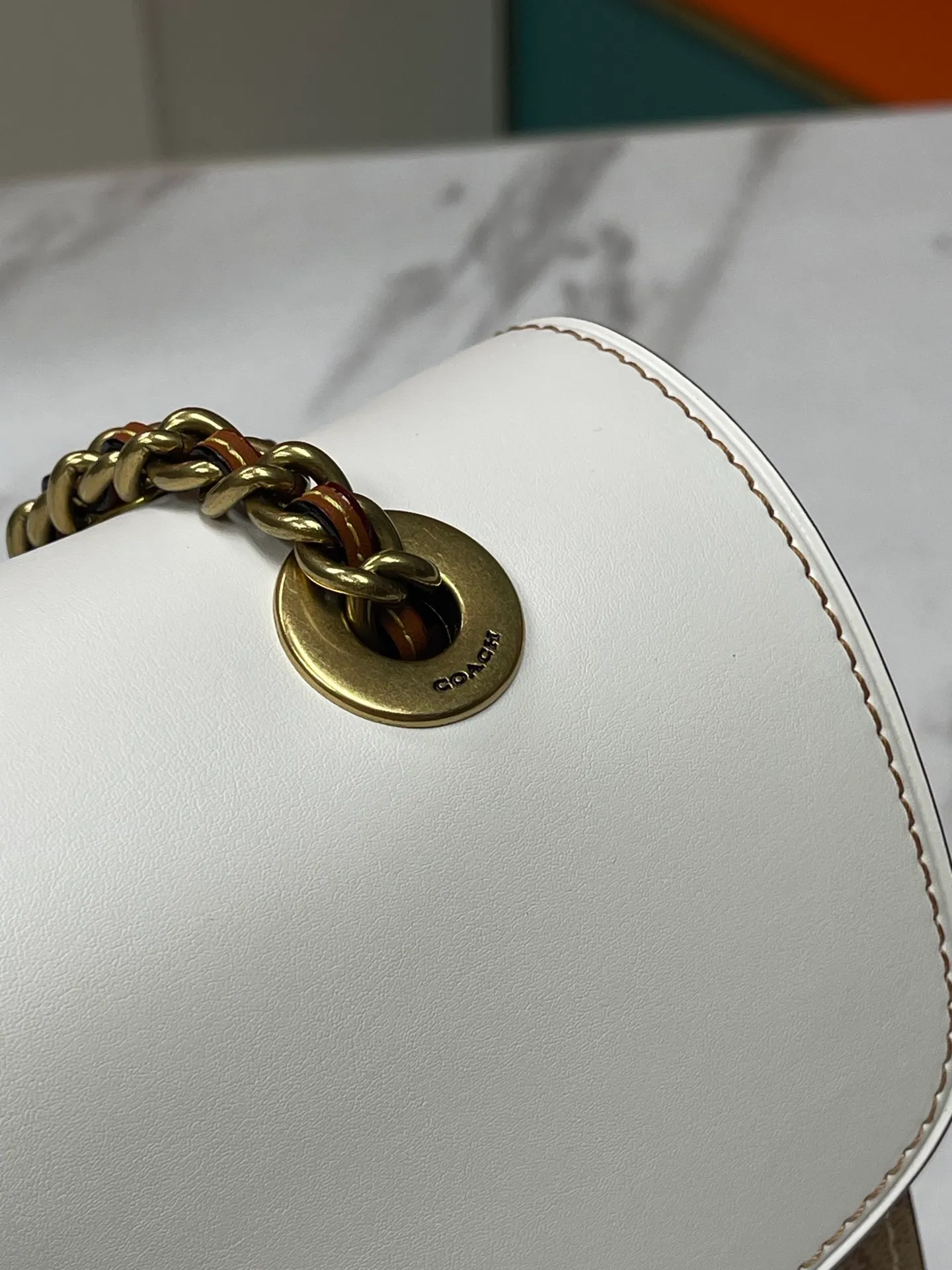 Batch 540💰Original quality COACH model 30585 Camellia Parker classic series chain bag, made of imported cowhide and PVC, original retro hardware, and suede lining. The chain can be used for two purposes. It can be folded up to be carried on the shoulder or hand-held, and can be released to be worn cross-body. It is very practical. The design is simple, beautiful and self-respecting. Retro and elegant, with quality! Size: 26*17*10
