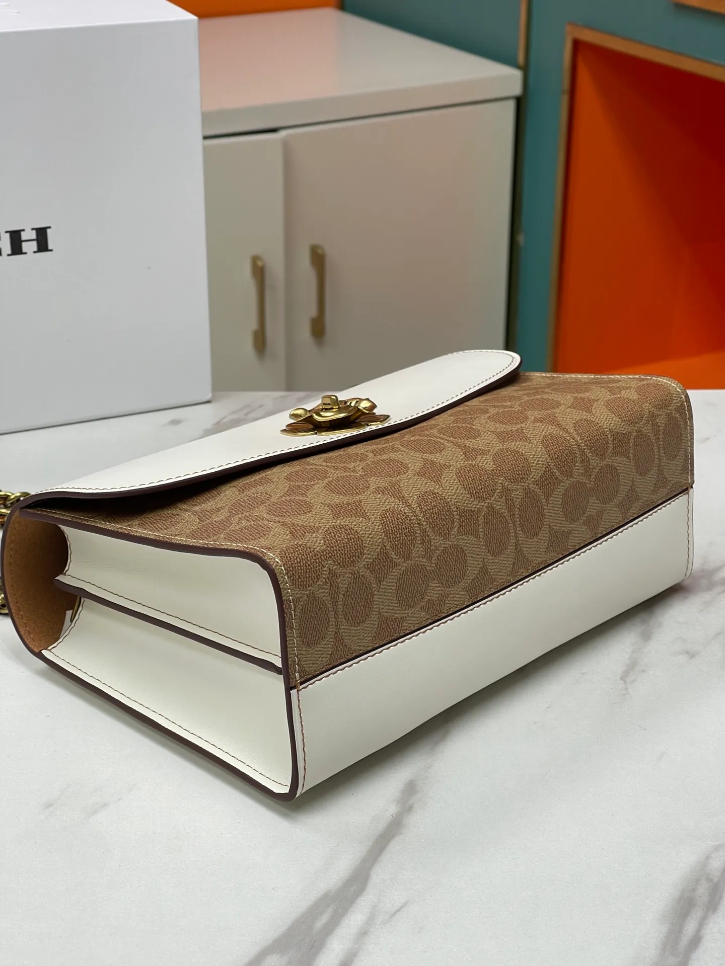 Batch 540💰Original quality COACH model 30585 Camellia Parker classic series chain bag, made of imported cowhide and PVC, original retro hardware, and suede lining. The chain can be used for two purposes. It can be folded up to be carried on the shoulder or hand-held, and can be released to be worn cross-body. It is very practical. The design is simple, beautiful and self-respecting. Retro and elegant, with quality! Size: 26*17*10
