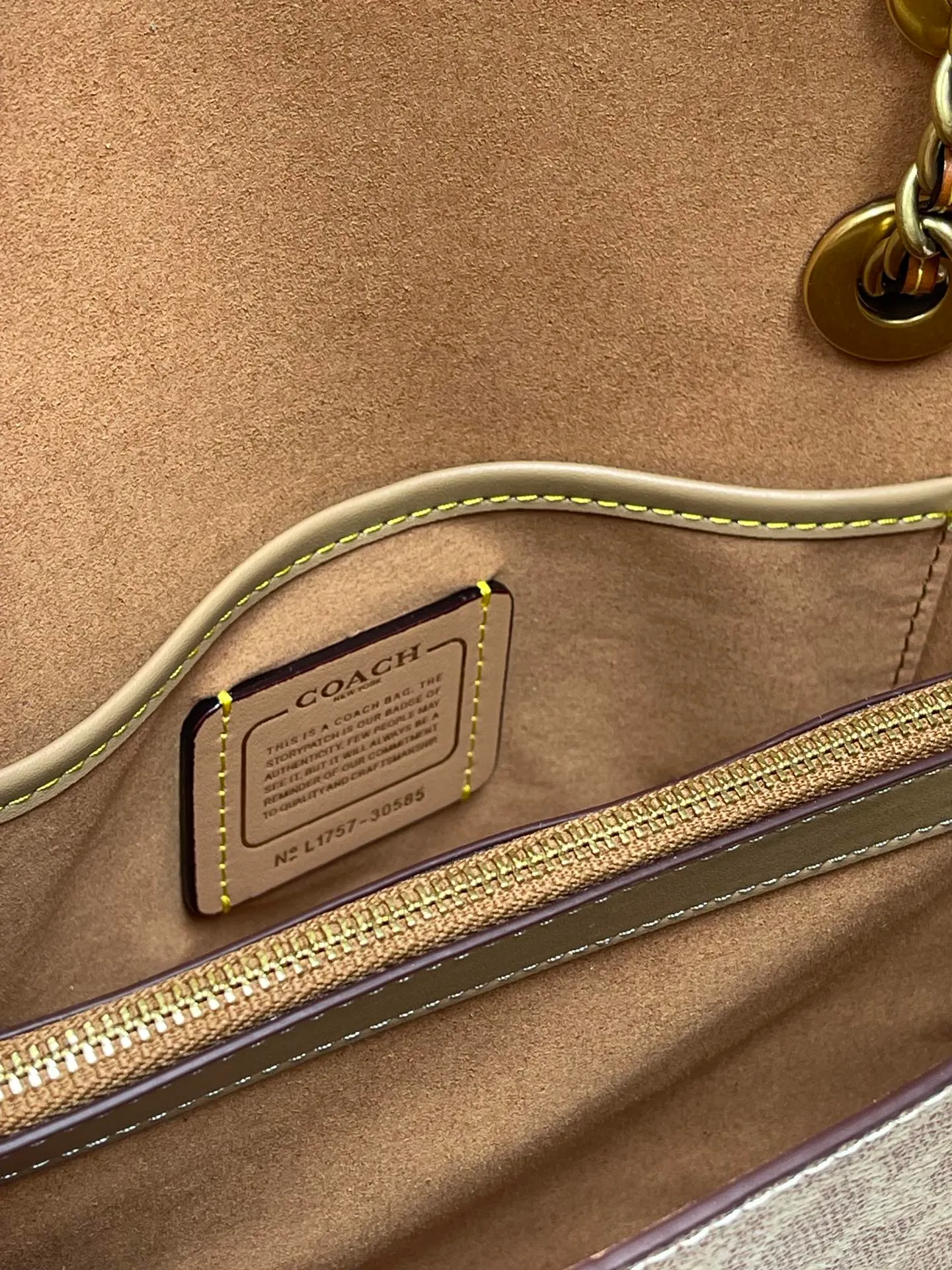 Batch 540💰Original quality COACH model 30585 Camellia Parker classic series chain bag, made of imported cowhide and PVC, original retro hardware, and suede lining. The chain can be used for two purposes. It can be folded up to be carried on the shoulder or hand-held, and can be released to be worn cross-body. It is very practical. The design is simple, beautiful and self-respecting. Retro and elegant, with quality! Size: 26*17*10