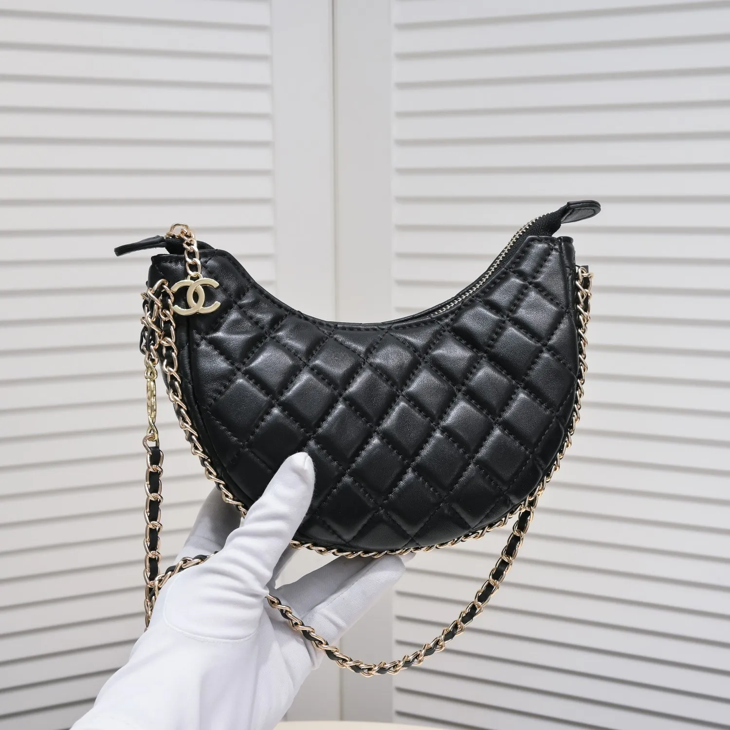 💰360￥Chane1️⃣23p Moon Bag🌙🤍l A beautiful little waste bag that makes me fall in love at first sight. The hardware is light champagne gold and has a thin chain. The counter sister made it look like a little moon. I was immediately so cute that I felt soft. It deserves the first place in 23p small waste bag. As expected, the end of the bag purchase is not Hermès but Chanel seasonal model Al💕Style number: 8089 Large Size: 15X20X6cm