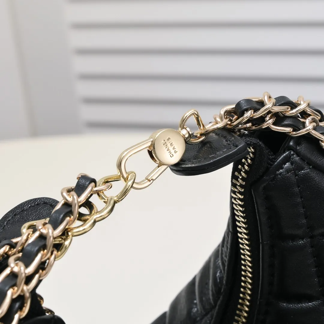 💰360￥Chane1️⃣23p Moon Bag🌙🤍l A beautiful little waste bag that makes me fall in love at first sight. The hardware is light champagne gold and has a thin chain. The counter sister made it look like a little moon. I was immediately so cute that I felt soft. It deserves the first place in 23p small waste bag. As expected, the end of the bag purchase is not Hermès but Chanel seasonal model Al💕Style number: 8089 Large Size: 15X20X6cm