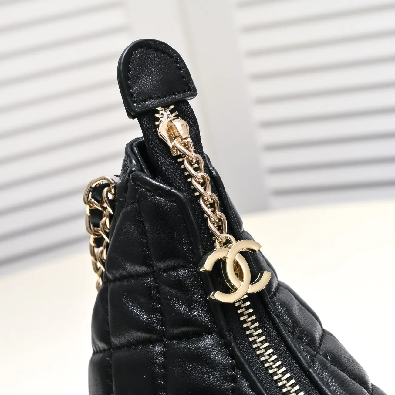 💰360￥Chane1️⃣23p Moon Bag🌙🤍l A beautiful little waste bag that makes me fall in love at first sight. The hardware is light champagne gold and has a thin chain. The counter sister made it look like a little moon. I was immediately so cute that I felt soft. It deserves the first place in 23p small waste bag. As expected, the end of the bag purchase is not Hermès but Chanel seasonal model Al💕Style number: 8089 Large Size: 15X20X6cm