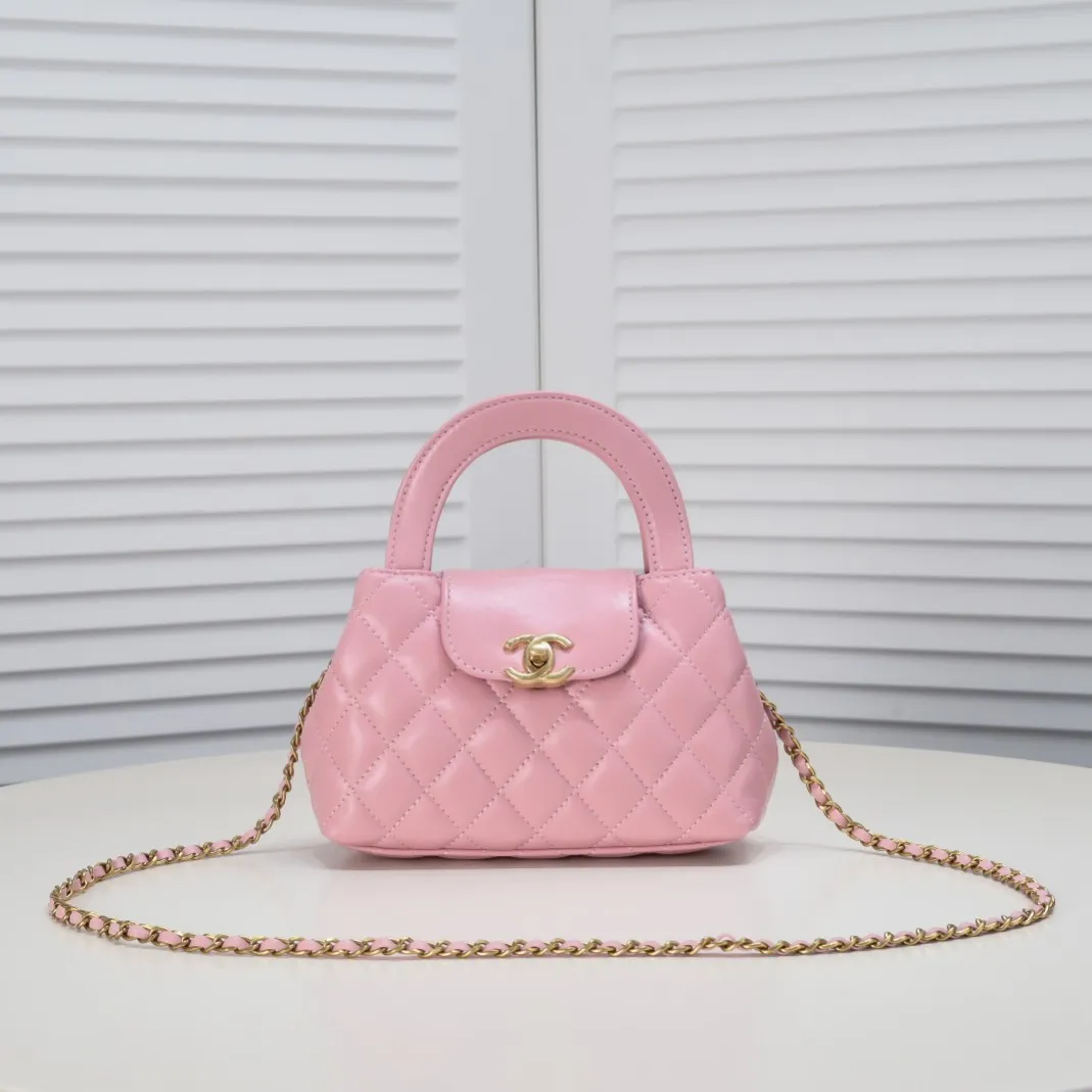 💰360￥💜Chane1’s new bag is so beautiful🎗️ 🖤Chanel23/24 autumn and winter show is full of camellias, and the new bags are so beautiful! 🦢The theme and design inspiration are related to the brand’s iconic camellia, which looks beautiful and exquisite. 🥇Made from sheepskin! 🌸As creative director Virginie Viard said: "Camellia is not only a theme, but a timeless and classic style symbol of the brand. It makes me feel safe and friendly. I love its softness and strength. 👸🏻, retro, elegant, and a feeling of dreaming back to the peak period of Galeries Lafayette! Style number: 6170 🦋size: 19*13*7cm