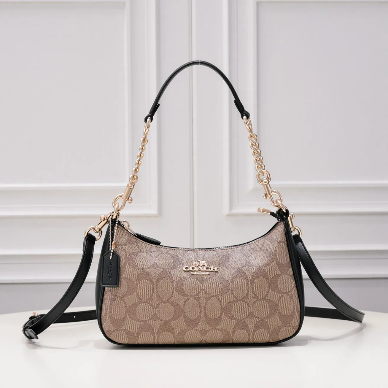 P260 [Top original order] Coach's new Teri underarm bag CA548 is larger than the mahjong bag, and the capacity zipper arc is more beautiful. It is equipped with two shoulder straps. The bag body is simple and elegant, and the stiff structure shows a capable and neat temperament. Dimensions: 24.5cm long x 13cm high x 6cm wide