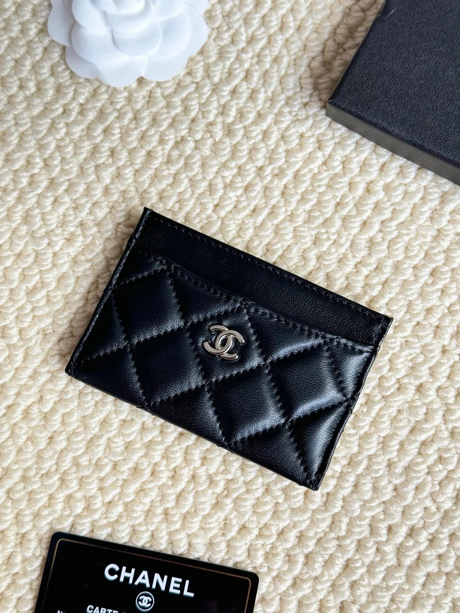 💰100Chanel Chanel counter classic card holder Model number: AP456 Made of sheepskin, a classic and timeless mini card holder. Super cute😍 Size: 7.5×11.2×0.5cm Fine workmanship and high-end quality