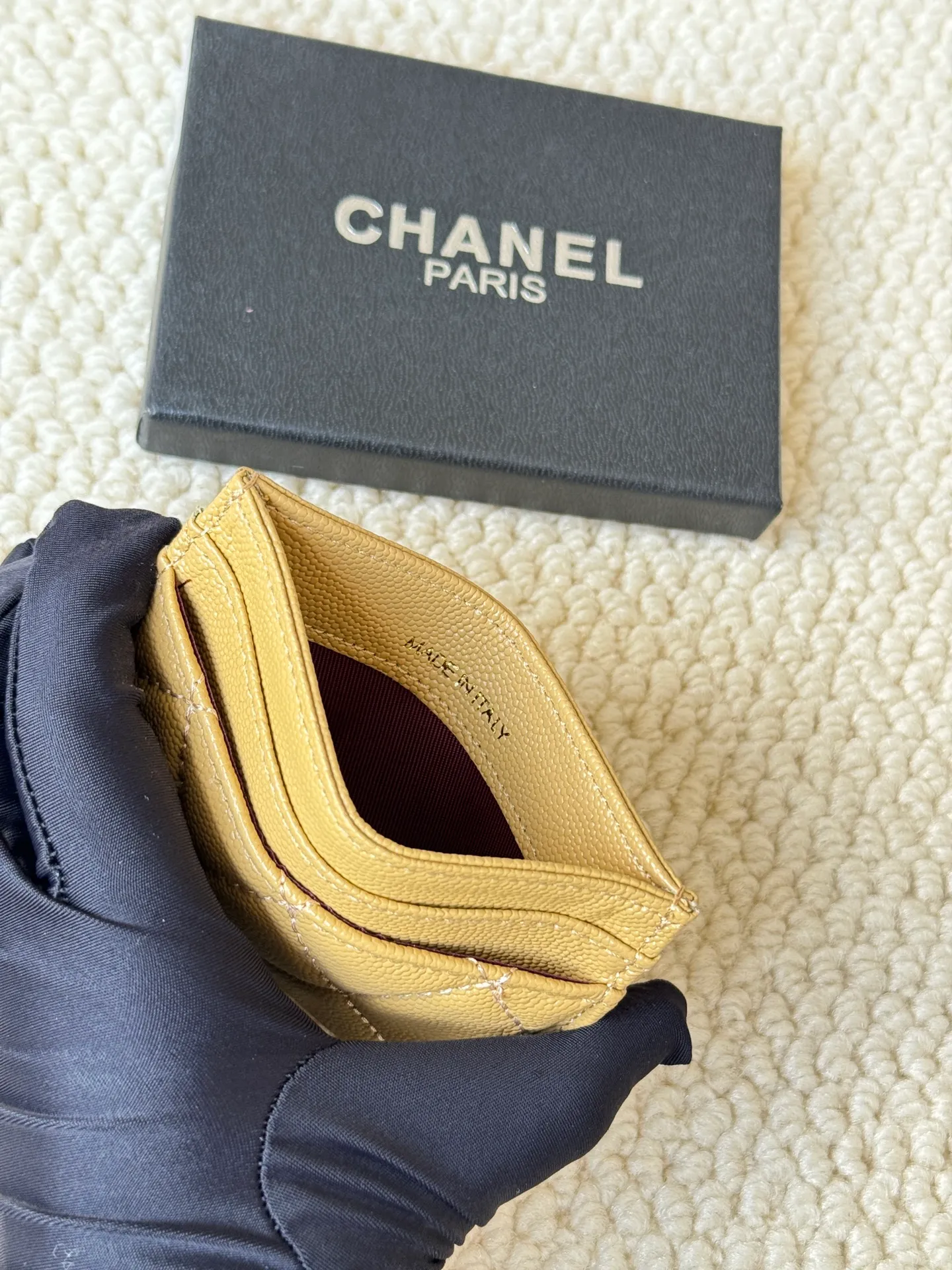 💰100 chanel model: 3188 22k embossed lgo large double C hardware, official website 2023 latest 🆕card holder, caviar medium ball grain cowhide, anti-scratch, super glossy, 3 card slots each put a card, you can also put a card + a few coins in the middle Size: 10cm