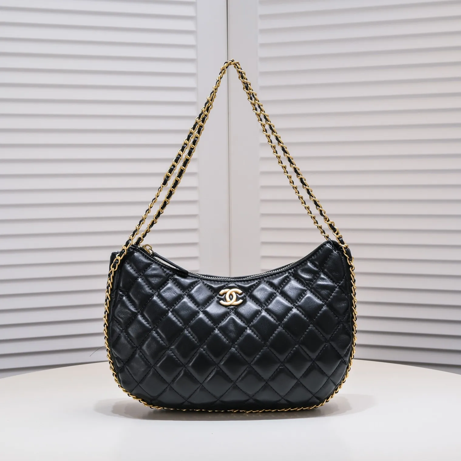 💰380￥Chanel 23p Crescent Bag Hobo Wrist Bag Xiangxiang 23p series new style really hits the center! This Chanel crescent bag is so beautiful. Made of sheepskin, black with gilt. It has a classic leather chain element. It can be worn on one shoulder or cross-body under the armpit. What girl doesn’t love the new style? / Style number: 9102 Size: 31*8*20cm