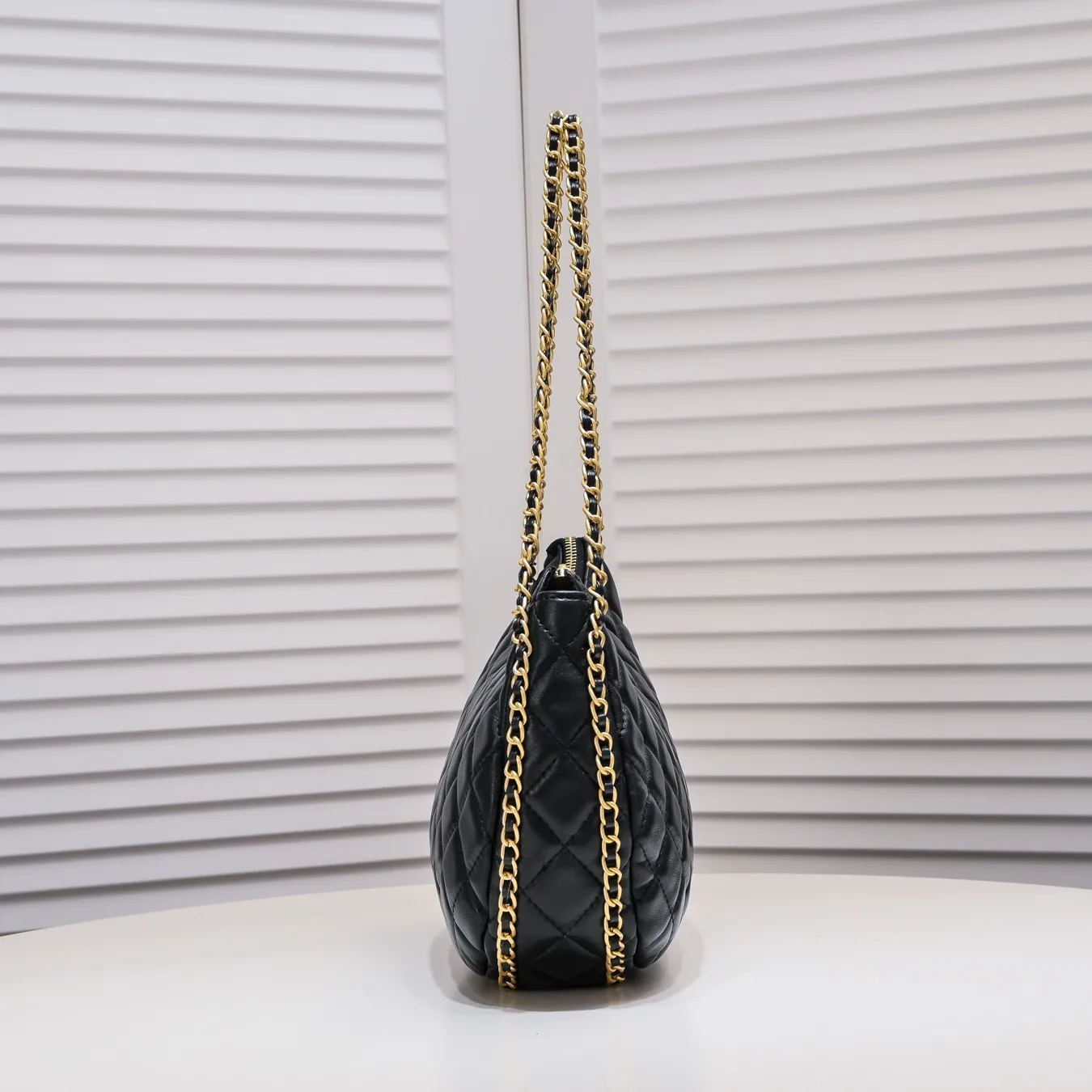 💰380￥Chanel 23p Crescent Bag Hobo Wrist Bag Xiangxiang 23p series new style really hits the center! This Chanel crescent bag is so beautiful. Made of sheepskin, black with gilt. It has a classic leather chain element. It can be worn on one shoulder or cross-body under the armpit. What girl doesn’t love the new style? / Style number: 9102 Size: 31*8*20cm