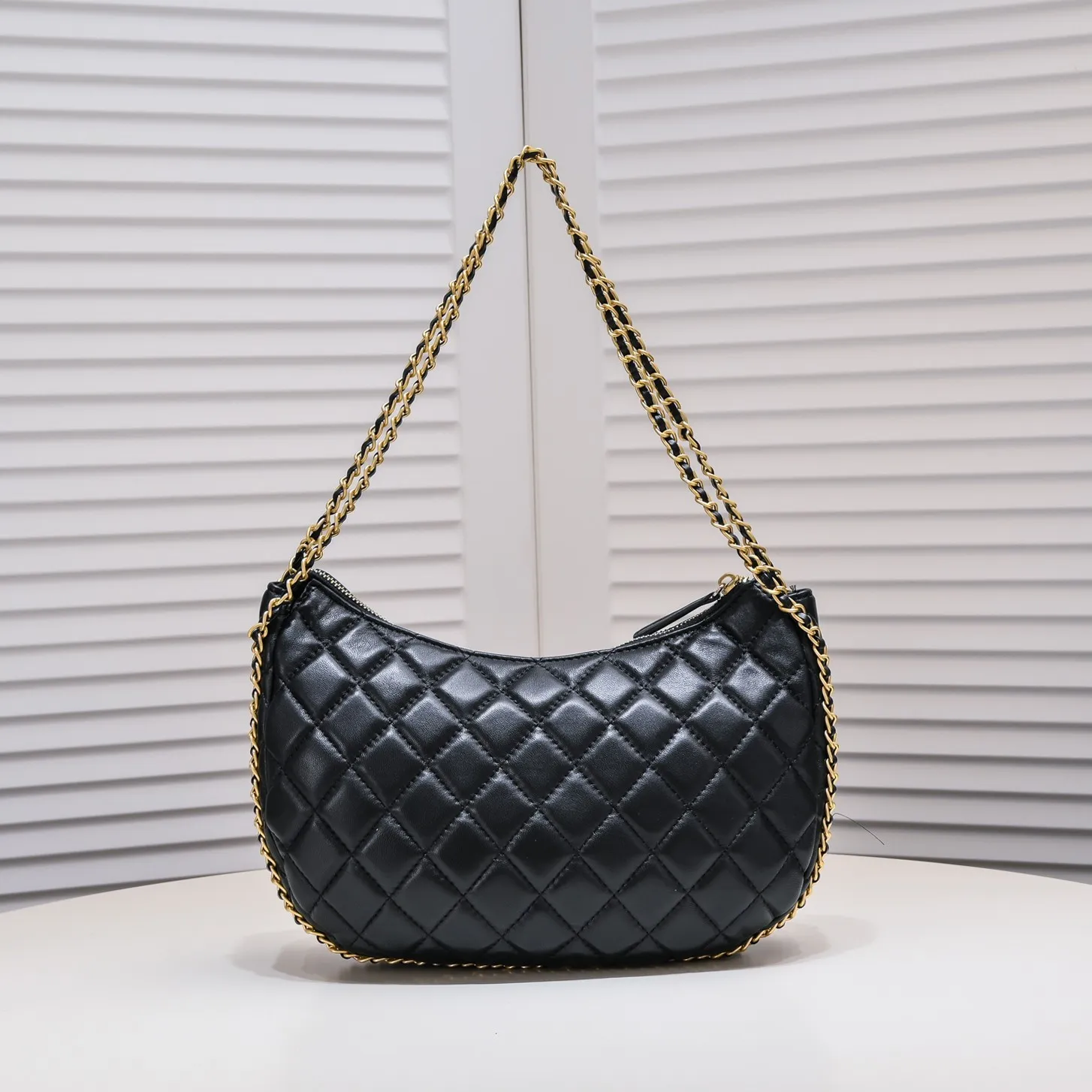 💰380￥Chanel 23p Crescent Bag Hobo Wrist Bag Xiangxiang 23p series new style really hits the center! This Chanel crescent bag is so beautiful. Made of sheepskin, black with gilt. It has a classic leather chain element. It can be worn on one shoulder or cross-body under the armpit. What girl doesn’t love the new style? / Style number: 9102 Size: 31*8*20cm