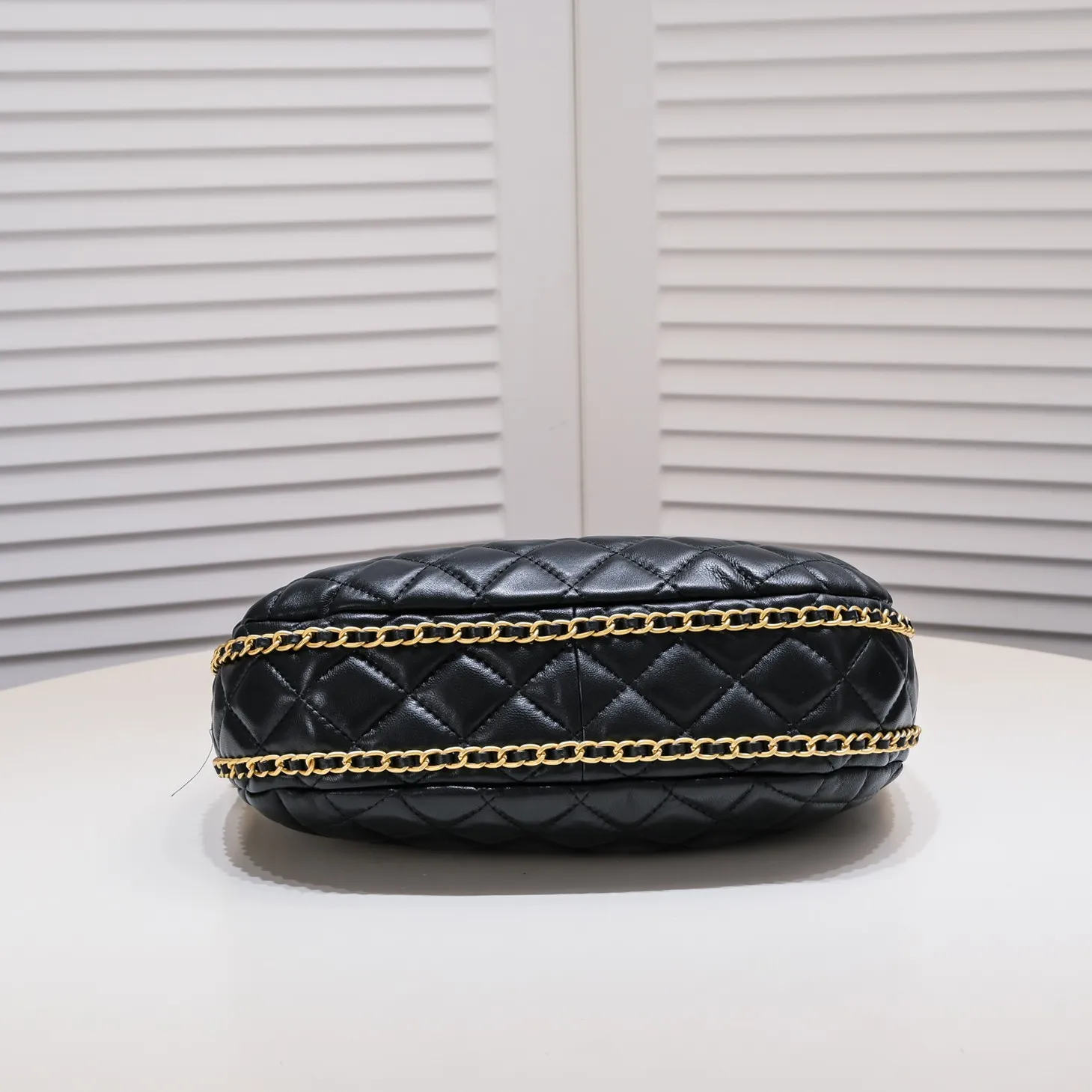 💰380￥Chanel 23p Crescent Bag Hobo Wrist Bag Xiangxiang 23p series new style really hits the center! This Chanel crescent bag is so beautiful. Made of sheepskin, black with gilt. It has a classic leather chain element. It can be worn on one shoulder or cross-body under the armpit. What girl doesn’t love the new style? / Style number: 9102 Size: 31*8*20cm