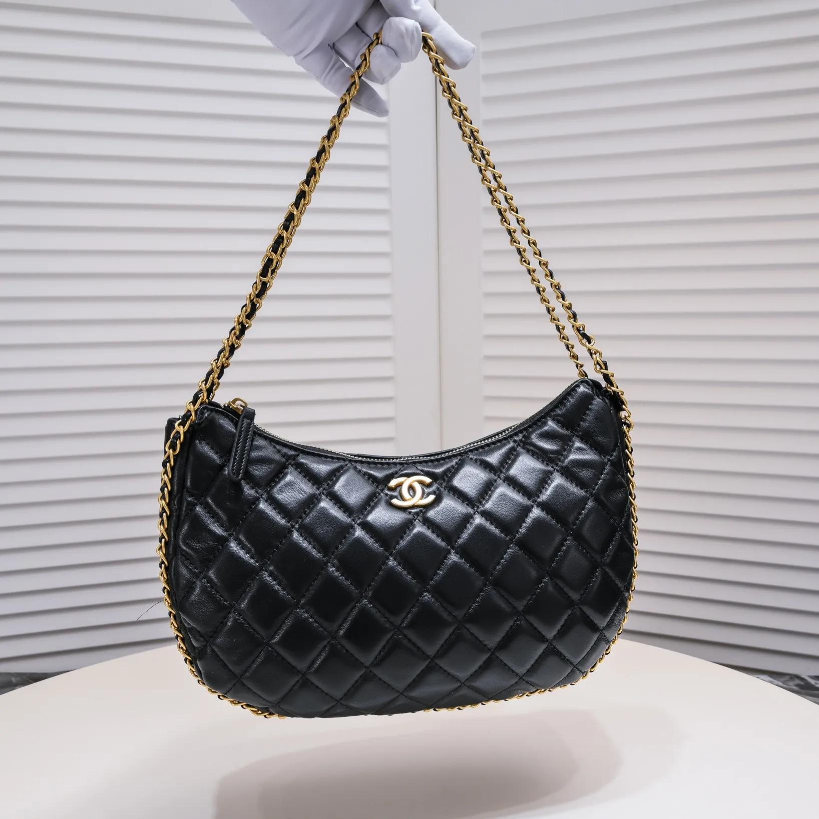 💰380￥Chanel 23p Crescent Bag Hobo Wrist Bag Xiangxiang 23p series new style really hits the center! This Chanel crescent bag is so beautiful. Made of sheepskin, black with gilt. It has a classic leather chain element. It can be worn on one shoulder or cross-body under the armpit. What girl doesn’t love the new style? / Style number: 9102 Size: 31*8*20cm