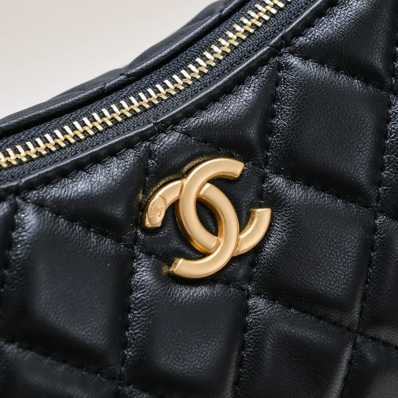 💰380￥Chanel 23p Crescent Bag Hobo Wrist Bag Xiangxiang 23p series new style really hits the center! This Chanel crescent bag is so beautiful. Made of sheepskin, black with gilt. It has a classic leather chain element. It can be worn on one shoulder or cross-body under the armpit. What girl doesn’t love the new style? / Style number: 9102 Size: 31*8*20cm