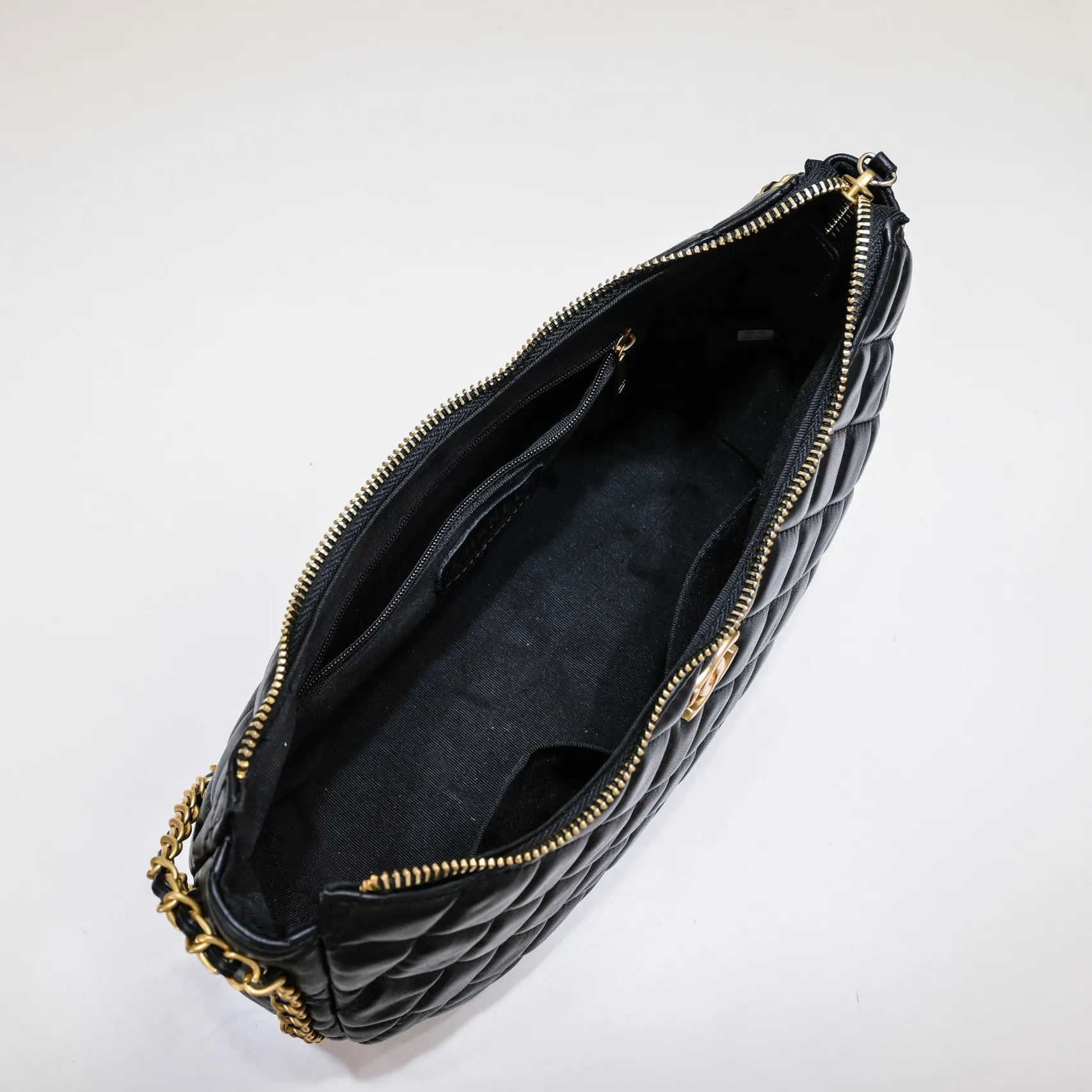 💰380￥Chanel 23p Crescent Bag Hobo Wrist Bag Xiangxiang 23p series new style really hits the center! This Chanel crescent bag is so beautiful. Made of sheepskin, black with gilt. It has a classic leather chain element. It can be worn on one shoulder or cross-body under the armpit. What girl doesn’t love the new style? / Style number: 9102 Size: 31*8*20cm