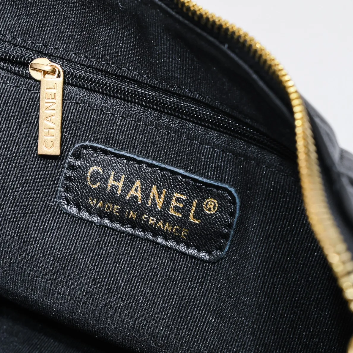 💰380￥Chanel 23p Crescent Bag Hobo Wrist Bag Xiangxiang 23p series new style really hits the center! This Chanel crescent bag is so beautiful. Made of sheepskin, black with gilt. It has a classic leather chain element. It can be worn on one shoulder or cross-body under the armpit. What girl doesn’t love the new style? / Style number: 9102 Size: 31*8*20cm
