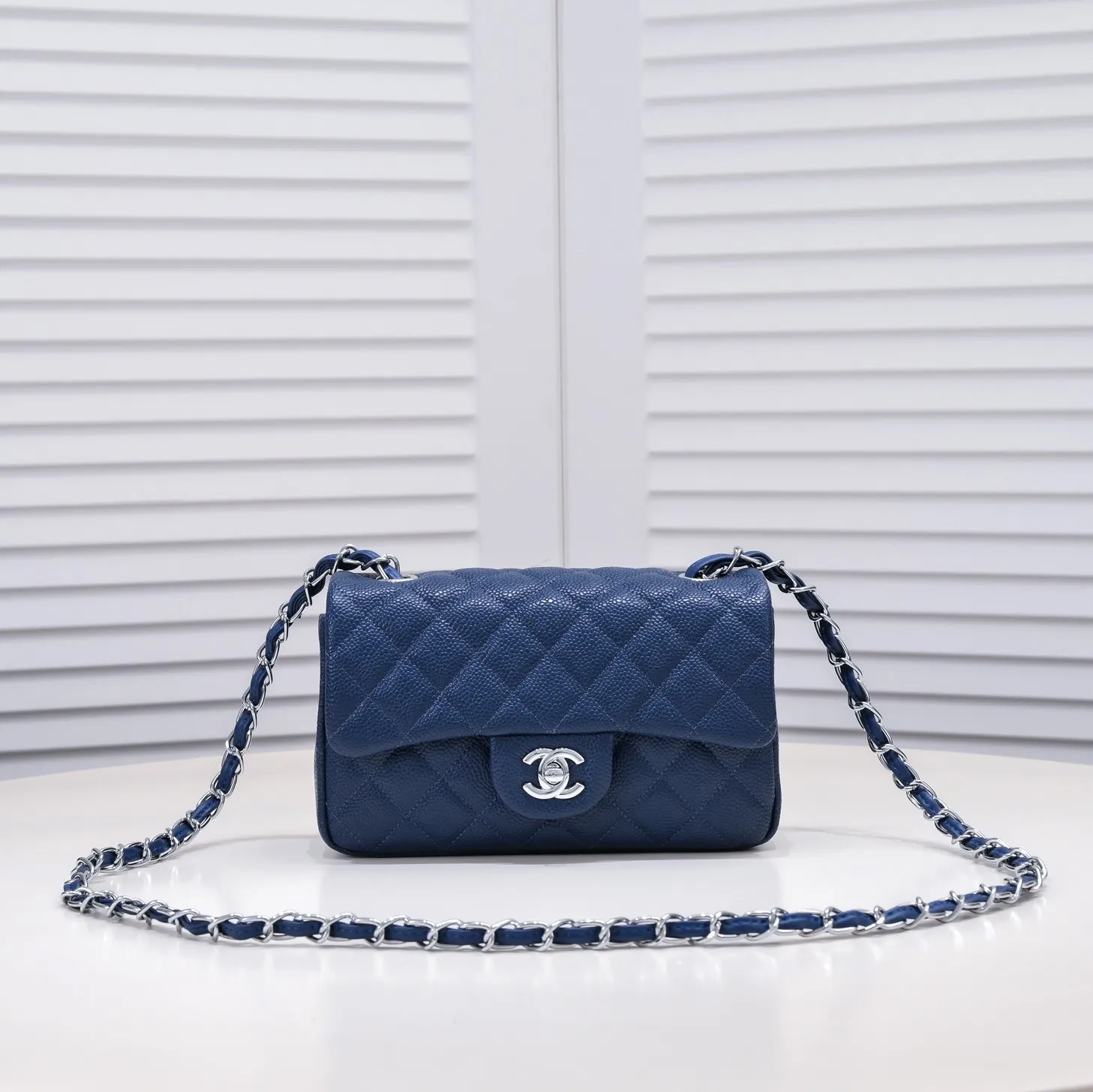 💰320￥Maroon Red💥CF Versatile Caviar Leather🌹 Chanel💃🏻‼ ️Eternal classic style [shy] noble temperament💃🏻favorite of celebrities🌟soft leather and high-end👍counter hardware exquisite workmanship to reject defects [strong] both dazzling and feminine 😝[strong] luxurious and durable🌟size: 20*14*7cm style number 1116 reverse edge