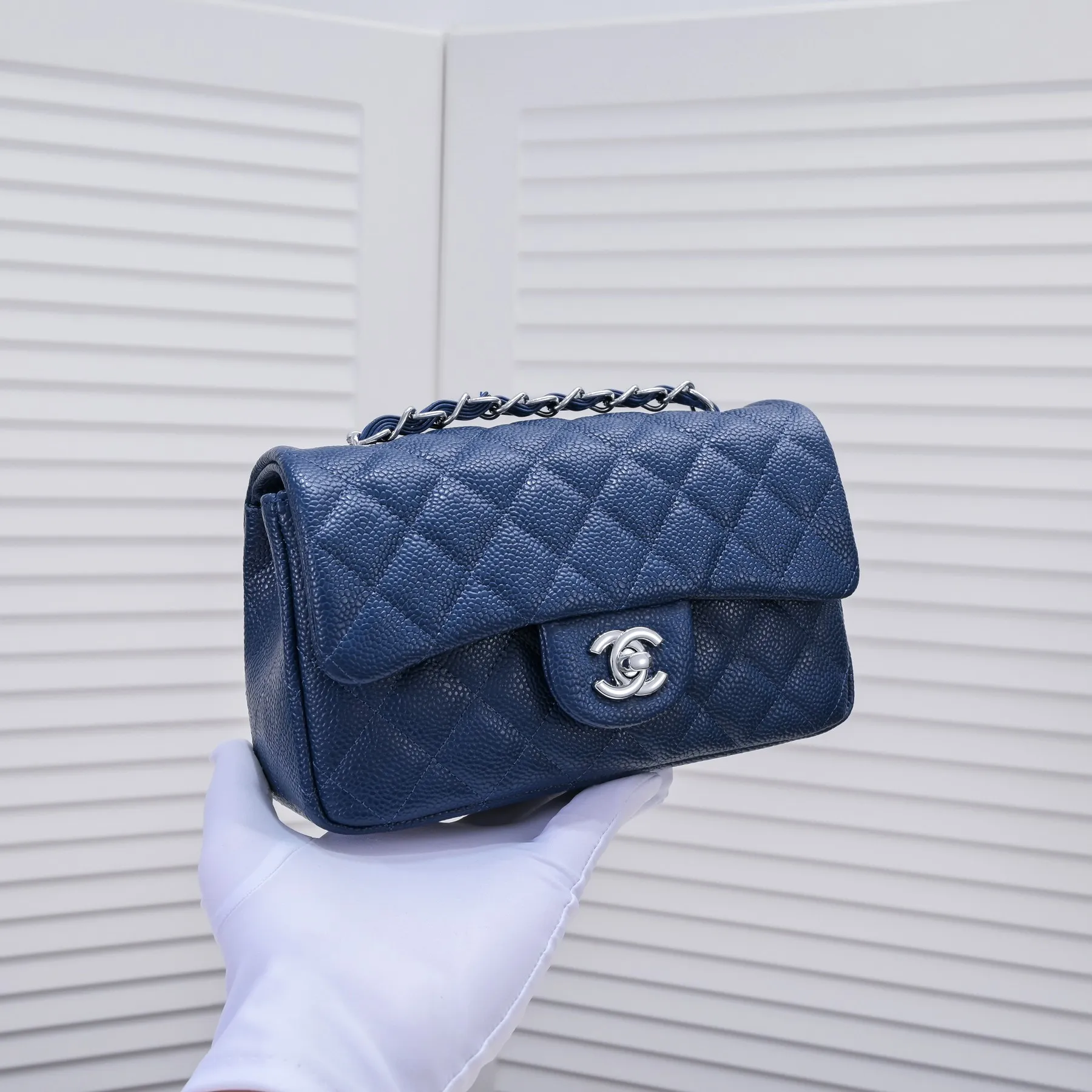💰320￥Maroon Red💥CF Versatile Caviar Leather🌹 Chanel💃🏻‼ ️Eternal classic style [shy] noble temperament💃🏻favorite of celebrities🌟soft leather and high-end👍counter hardware exquisite workmanship to reject defects [strong] both dazzling and feminine 😝[strong] luxurious and durable🌟size: 20*14*7cm style number 1116 reverse edge