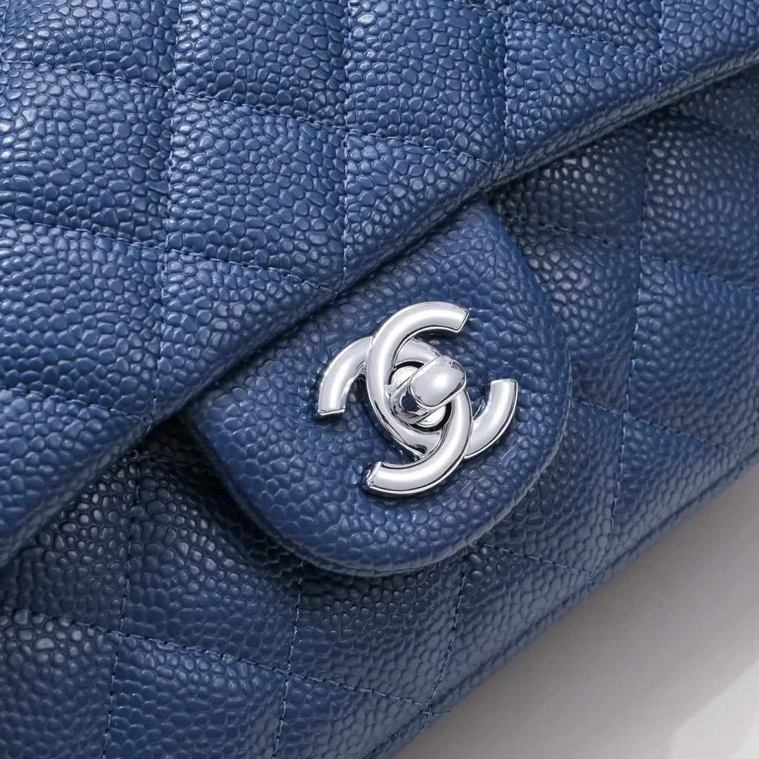 💰320￥Maroon Red💥CF Versatile Caviar Leather🌹 Chanel💃🏻‼ ️Eternal classic style [shy] noble temperament💃🏻favorite of celebrities🌟soft leather and high-end👍counter hardware exquisite workmanship to reject defects [strong] both dazzling and feminine 😝[strong] luxurious and durable🌟size: 20*14*7cm style number 1116 reverse edge