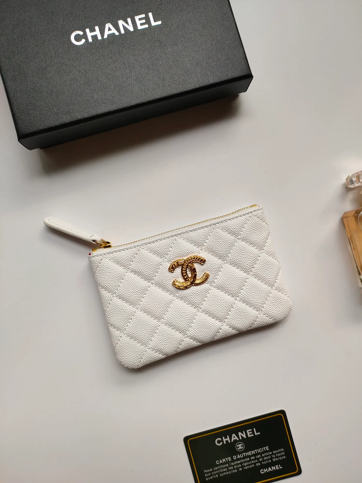 ￥120💰CHANEL 22k embossed lgo large double C hardware, fresh design, exquisite replica flavor, very beautiful, official website 2023 latest🆕Card holder, caviar medium ball grain cowhide is scratch-resistant, super glossy, it is troublesome to carry a bag that is too big in summer, suitable for putting in a mini bag, and convenient for carrying in your pocket😍 The bag has a zipper, which is super practical. You can also put cards, change, coins, and keys inside! Style number: 82365 Size: 15*8.5