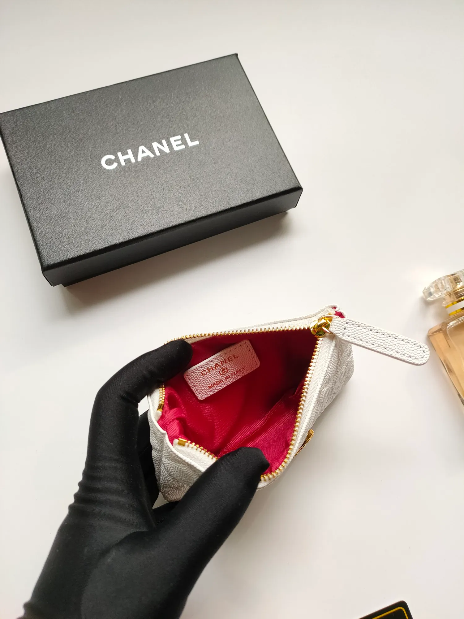 ￥120💰CHANEL 22k embossed lgo large double C hardware, fresh design, exquisite replica flavor, very beautiful, official website 2023 latest🆕Card holder, caviar medium ball grain cowhide is scratch-resistant, super glossy, it is troublesome to carry a bag that is too big in summer, suitable for putting in a mini bag, and convenient for carrying in your pocket😍 The bag has a zipper, which is super practical. You can also put cards, change, coins, and keys inside! Style number: 82365 Size: 15*8.5
