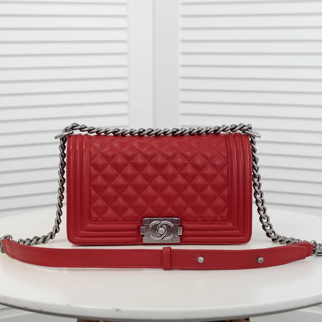 💰460￥ "Full leather inside and out with original hardware" Chanel👑 Using imported first-layer cowhide with lychee pattern [color] [lightning] thickened electroplated hardware accessories🌈The workmanship is comparable to the original order💪The bottom can be pinched and rebounded without trace, absolutely spot-on and real-life, fashionable and durable💪💪High-end quality, no pressure in and out of the drill cabinet💏, size 25*15*8cm Style number: 67086