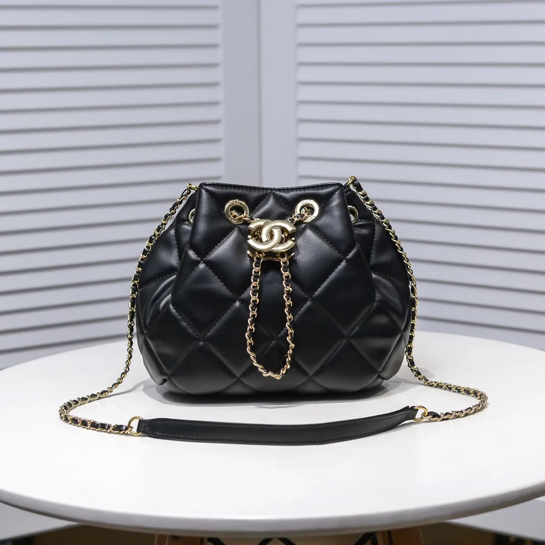 💰380￥Small size CHANEL: 2020 new model Double C chain rope mini bucket cowhide series, gold hardware accessories: large ribbed design, super beautiful, which is Xiaoxiang’s design style in the past two years, the cowhide feels soft and comfortable, more suitable for mini-shaped bags. Perfectly designed, clean, casual and fashionable, this is a must-have drawstring bag. Size black ready stock. Style number: 1699# Size: 15*15*14cm